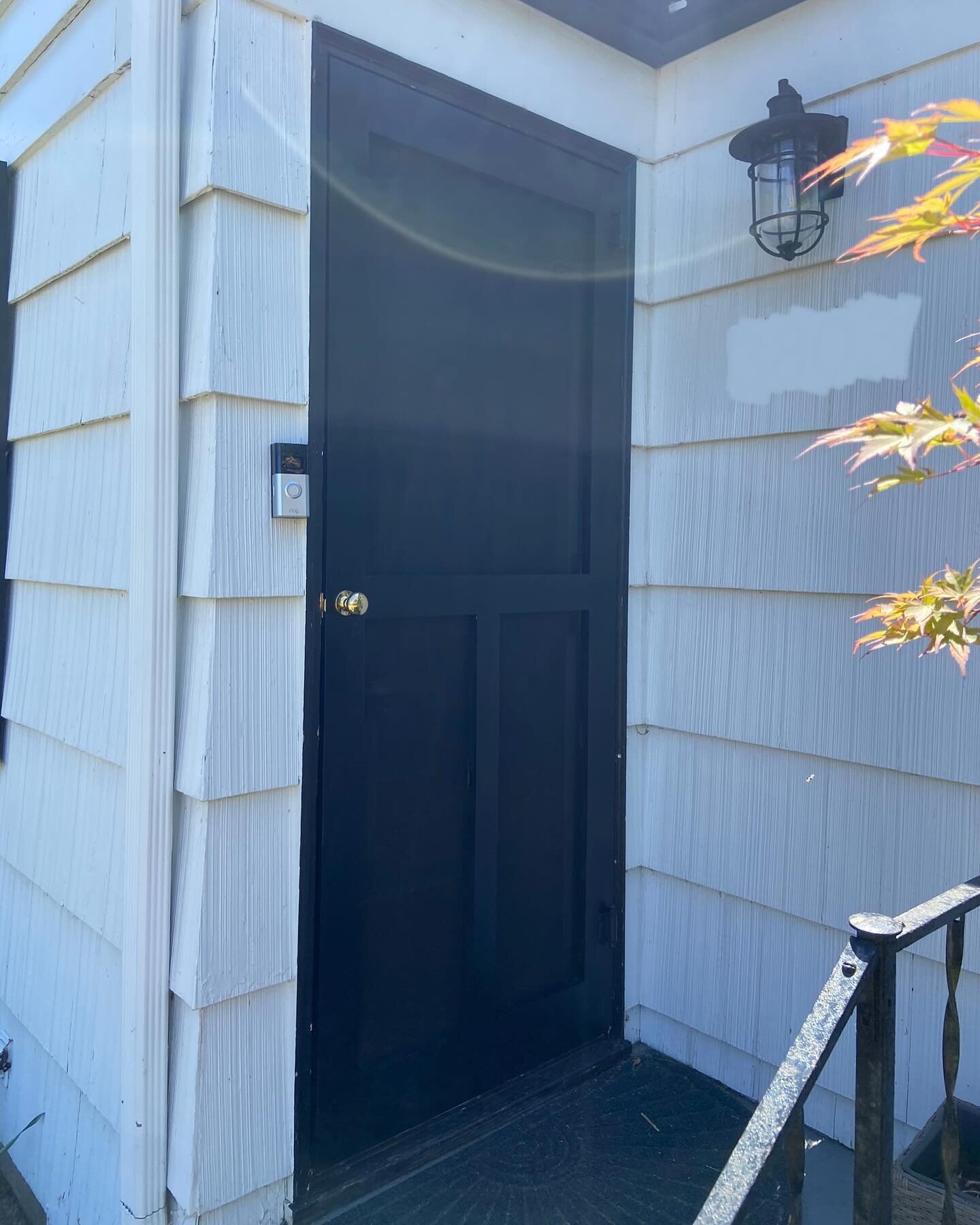 Adding a touch of charm to this sweet Wedgewood home with a bespoke wooden black screen door featuring a pop of gold hardware! 🖤✨ No more worrying about Pepper, the pup, getting out to chase those bunnies! 🐕 🐰  #darenstyle #seattle #screendoor #sc
