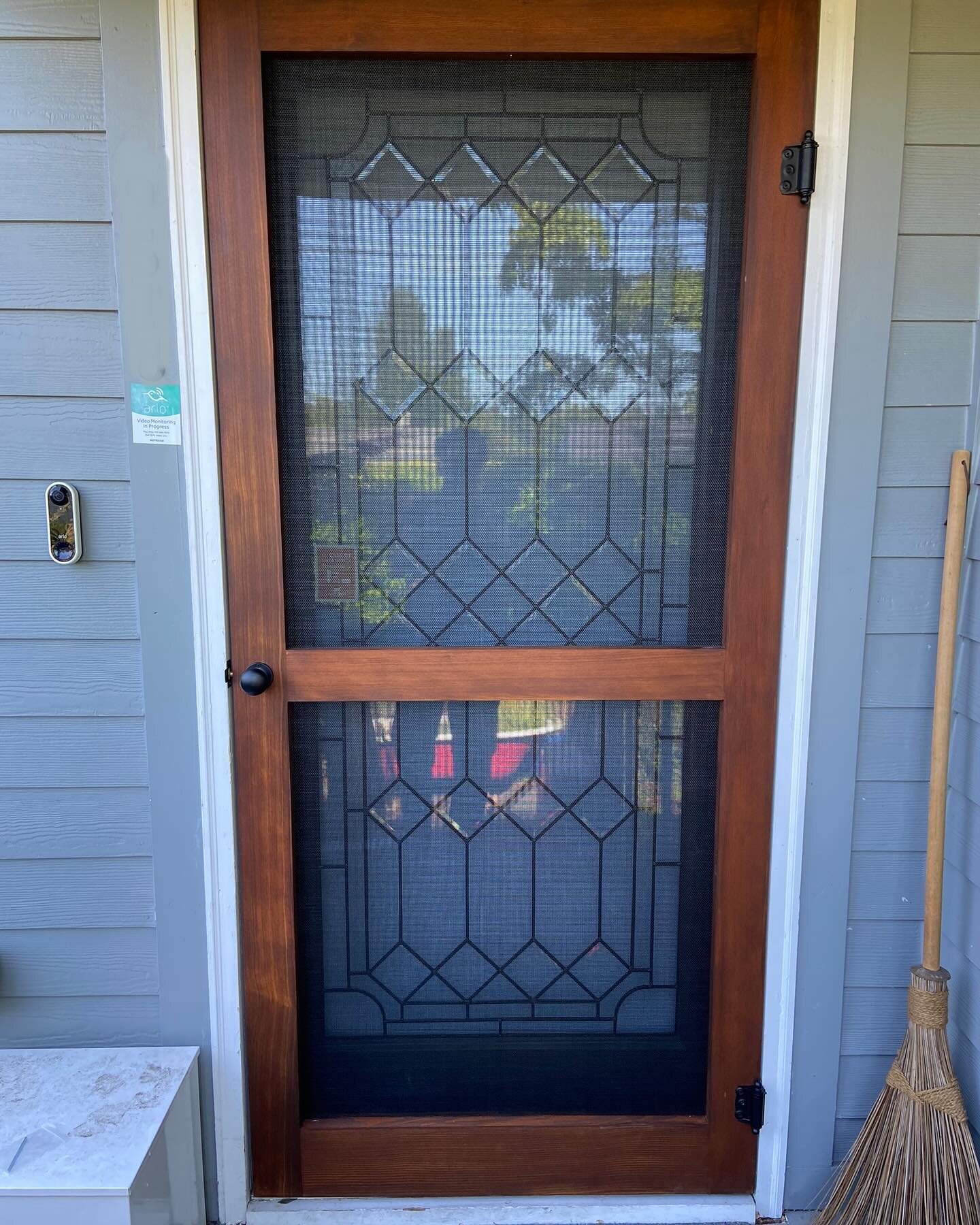A Mable style, custom-crafted screen door for this '40s charmer in Greenwood! 🚪🍂 Butternut-colored elegance with delicate detailing around the doorknob. The simple, modern design invites the outdoor breeze and offers a view of the garden oasis from