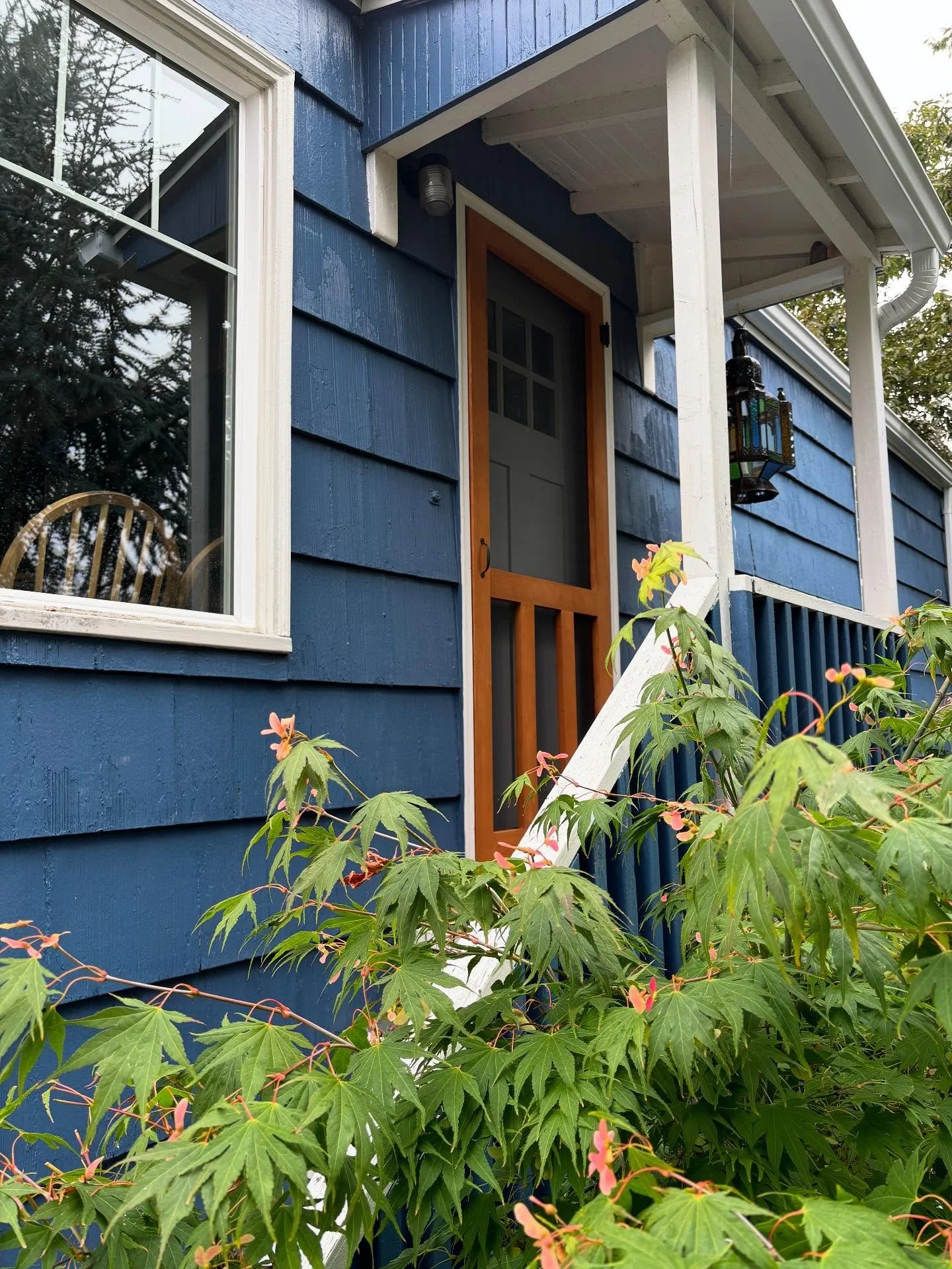 I love how this one turned out. Subtle but so intentional.
This custom screen door was designed with vertical slats to echo the fence line just a few steps away. A small detail that ties the whole space together. I just love the way this one looks.