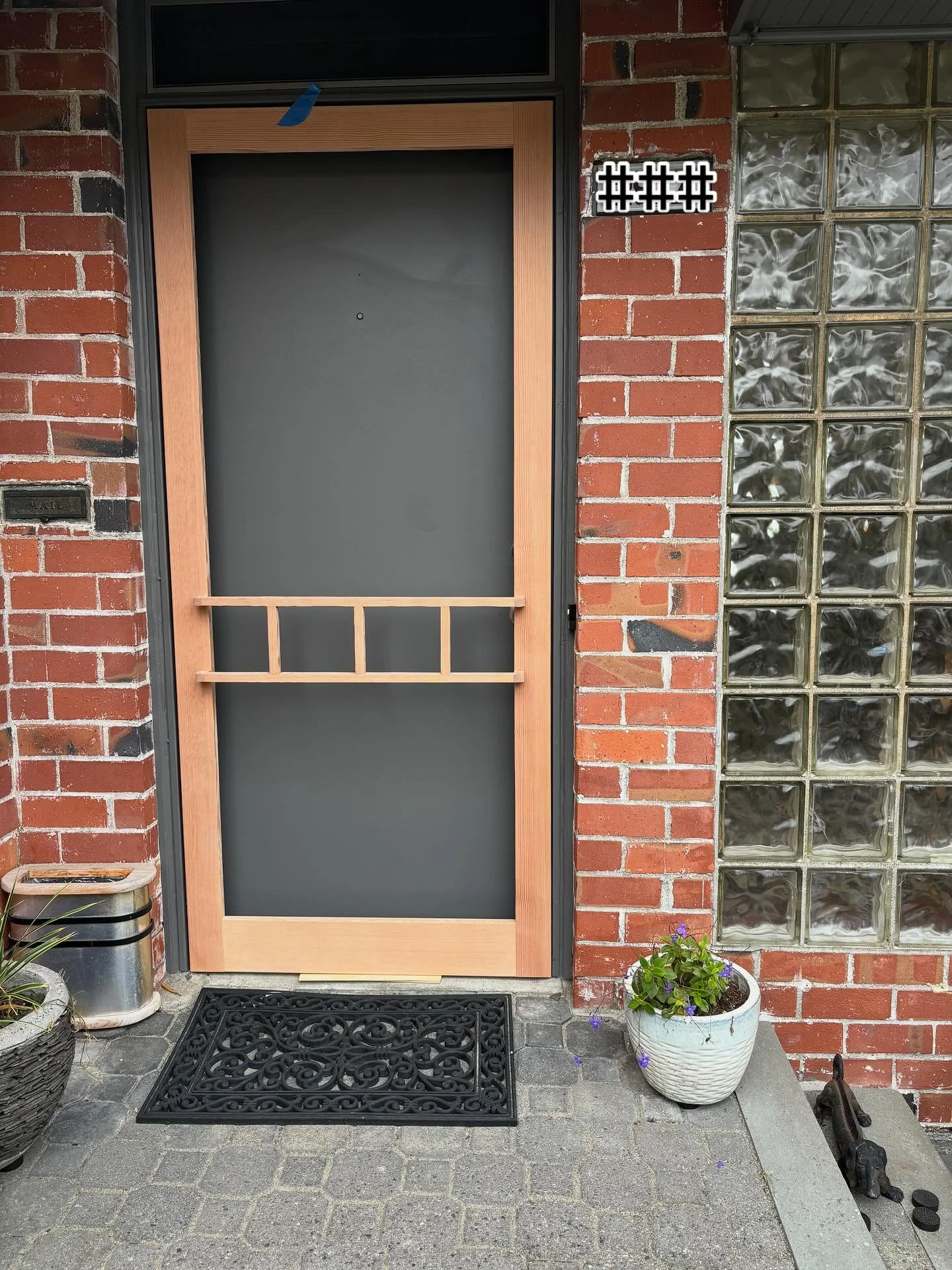 This one’s not your average screen door! This client’s house features a distinctive wall of bubble windows and they wanted the screen door to echo that shape. They had the idea to create a handle-like dimensional design to mimic the look