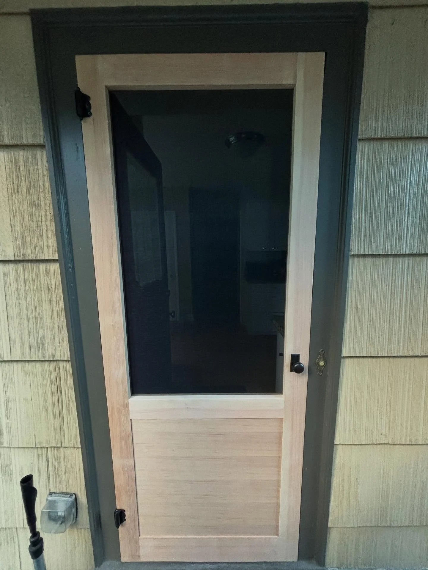 Custom build in North Queen Anne. This solid wood screen door features a lower panel for extra durability for the pets and a little added charm. These doors are made to be used, loved, and leaned on.
Built to fit the home. Built to last.
#SeattleSc