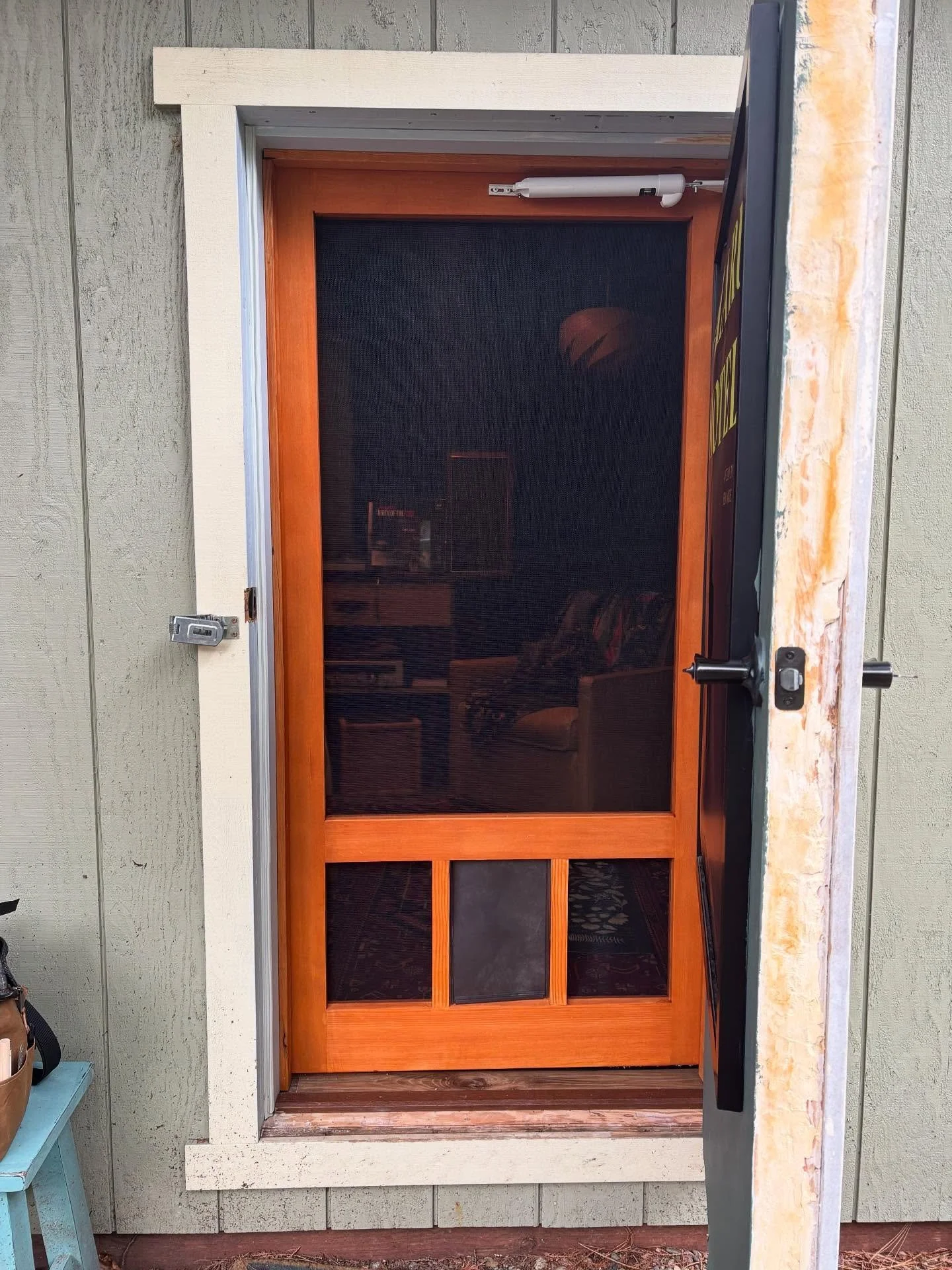 A shed turned sound sanctuary! No windows? No problem. This screen door brings in the breeze, frames a view of the backyard, and welcomes four-legged visitors while music fills the space inside. I’d say this setup hits all the right notes&helli