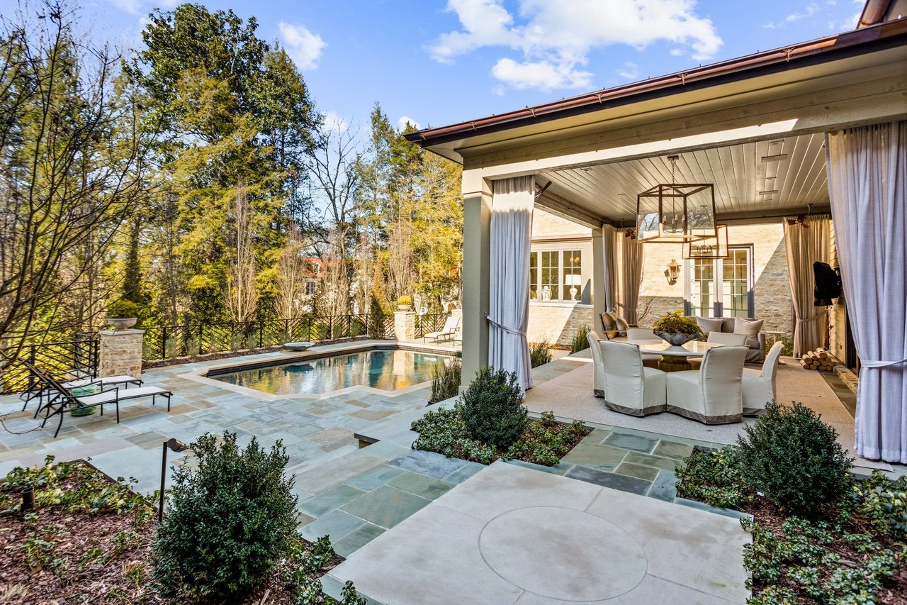 jackson round patio.jpeg