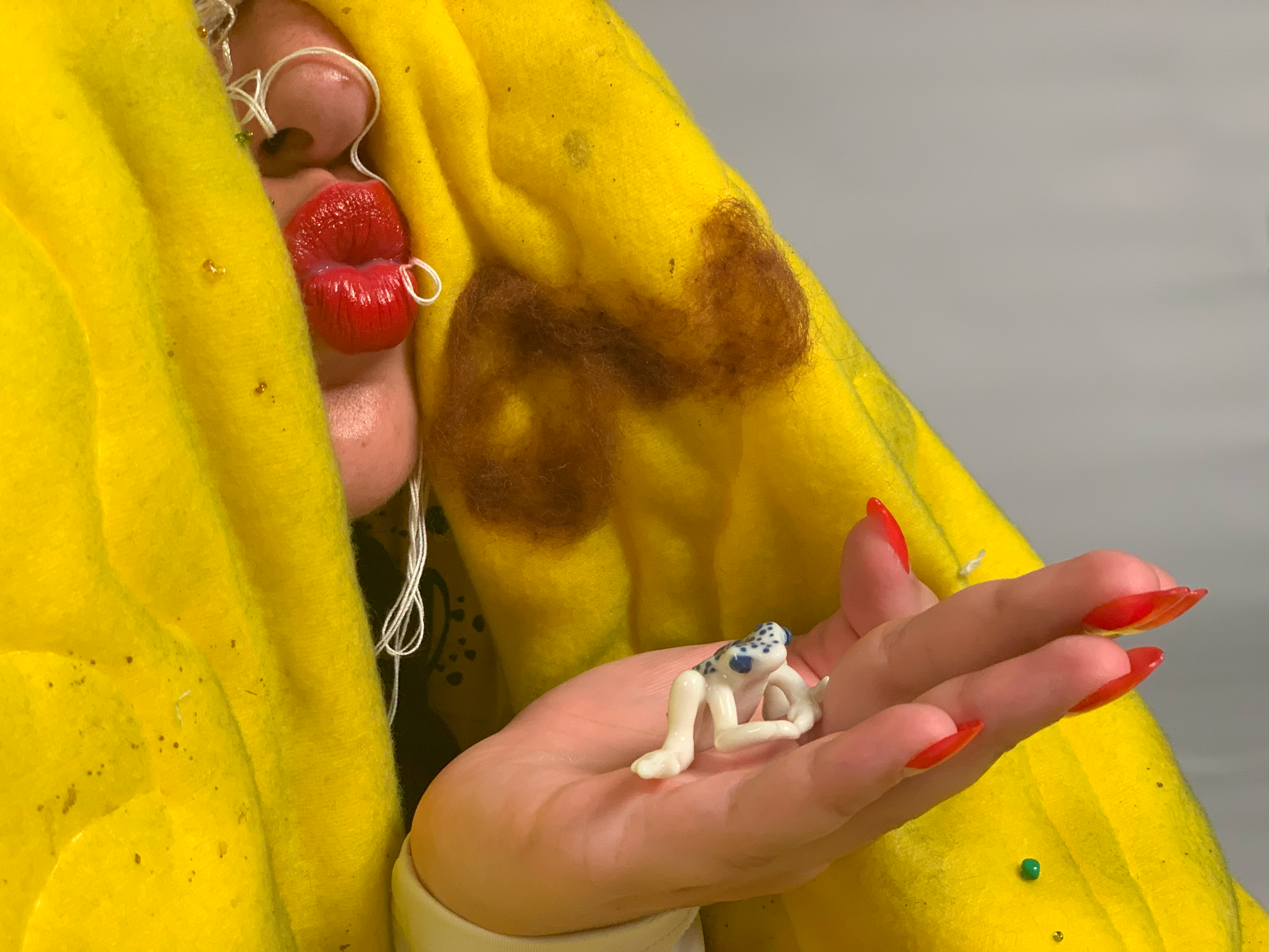 peelsbanana-frog-kiss2-RAW.png
