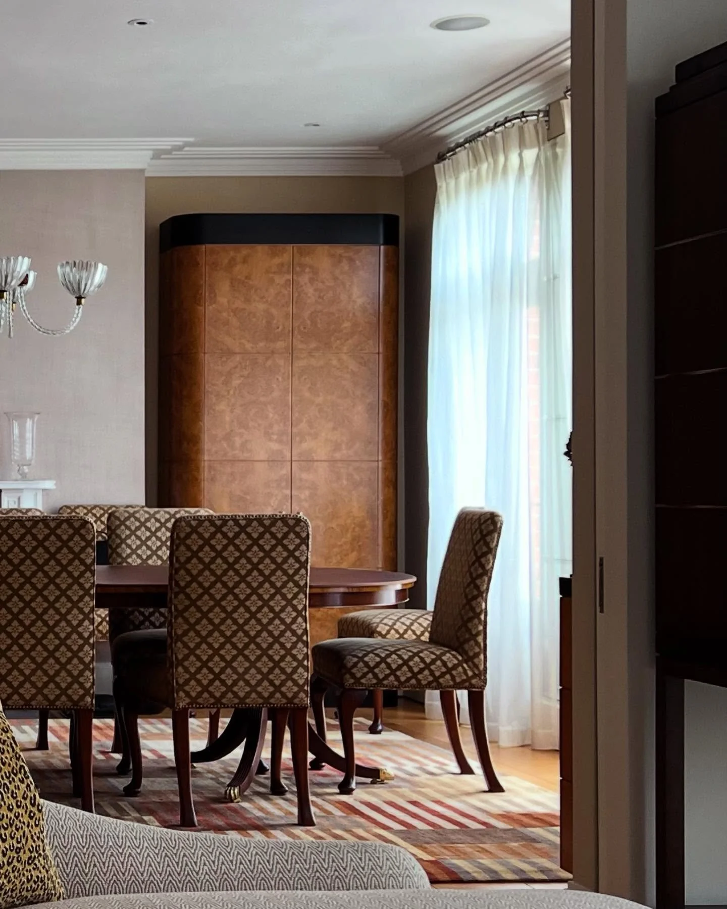 C L A S S I C  C O N T E M P O R A R Y | #classiccontemporary 
-
A mansion block flat from the 1880s with architectural interiors taking influence from clients existing collection of Art Deco furniture, with additions of these custom made, Burr Oak, 