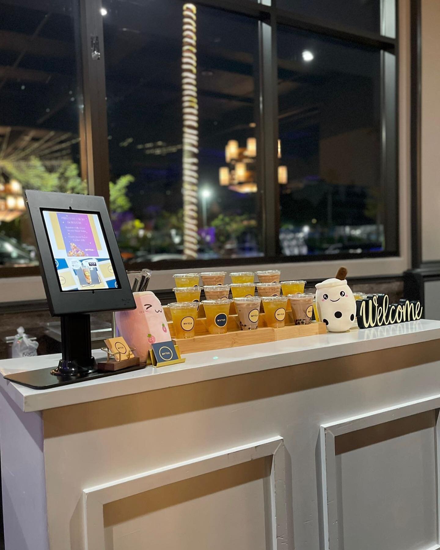 Our boba bar set up at Sarah&rsquo;s Quincea&ntilde;era. We are so happy to see all the guests enjoy our teas 🥰

#quincea&ntilde;era #quincea&ntilde;eras #birthdayparty #birthday #boba #bobamilktea #milktea #brownsugar #bobatea #bobacatering #bobalo