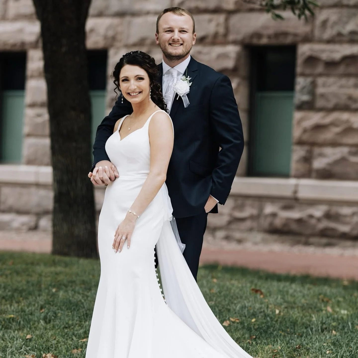 Is your sensitive skin holding you back from trying a spray tan? I got you, boo! Thanks to @heyaltsunpro I&rsquo;m able to give you a GORG glow, without the dyes &amp; fragrances. 

Beautiful bride, Elaina, in shade Ride or Dye Free 12% with an overn