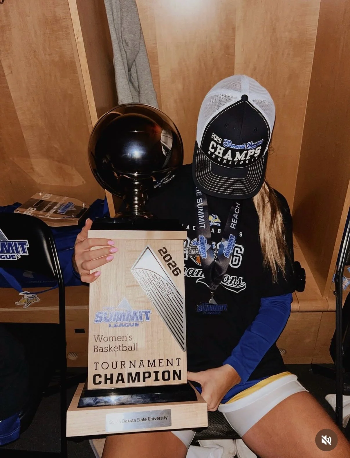 WE DANCIN&rsquo; &mdash; GO JACKS 💙💛 Hil wanted some color while wearing white uni&rsquo;s all week at @thesummitleague tournaments | Fun fact, I&rsquo;ve watched this girl grow up 🥹

Model @_hilarybehrens 
Shade MFM @heyaltsunpro rinse time overn
