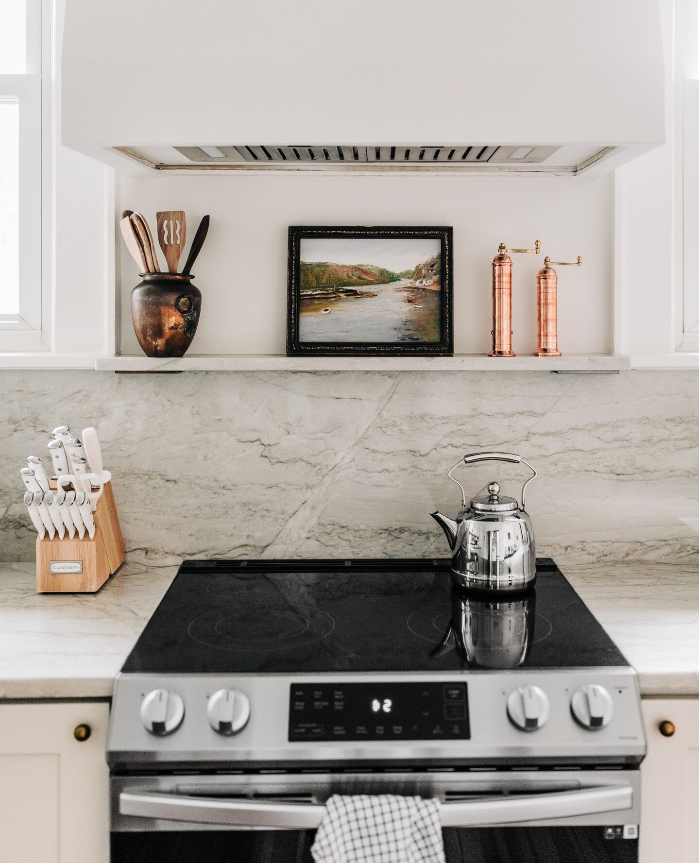 It's not a vacation without a fully stocked kitchen that we all know full well we're not cooking in 😂 just kidding. If you enjoy cooking, everything you need is here. But if you'd rather not, we offer restaurant and itinerary recommendations to all 