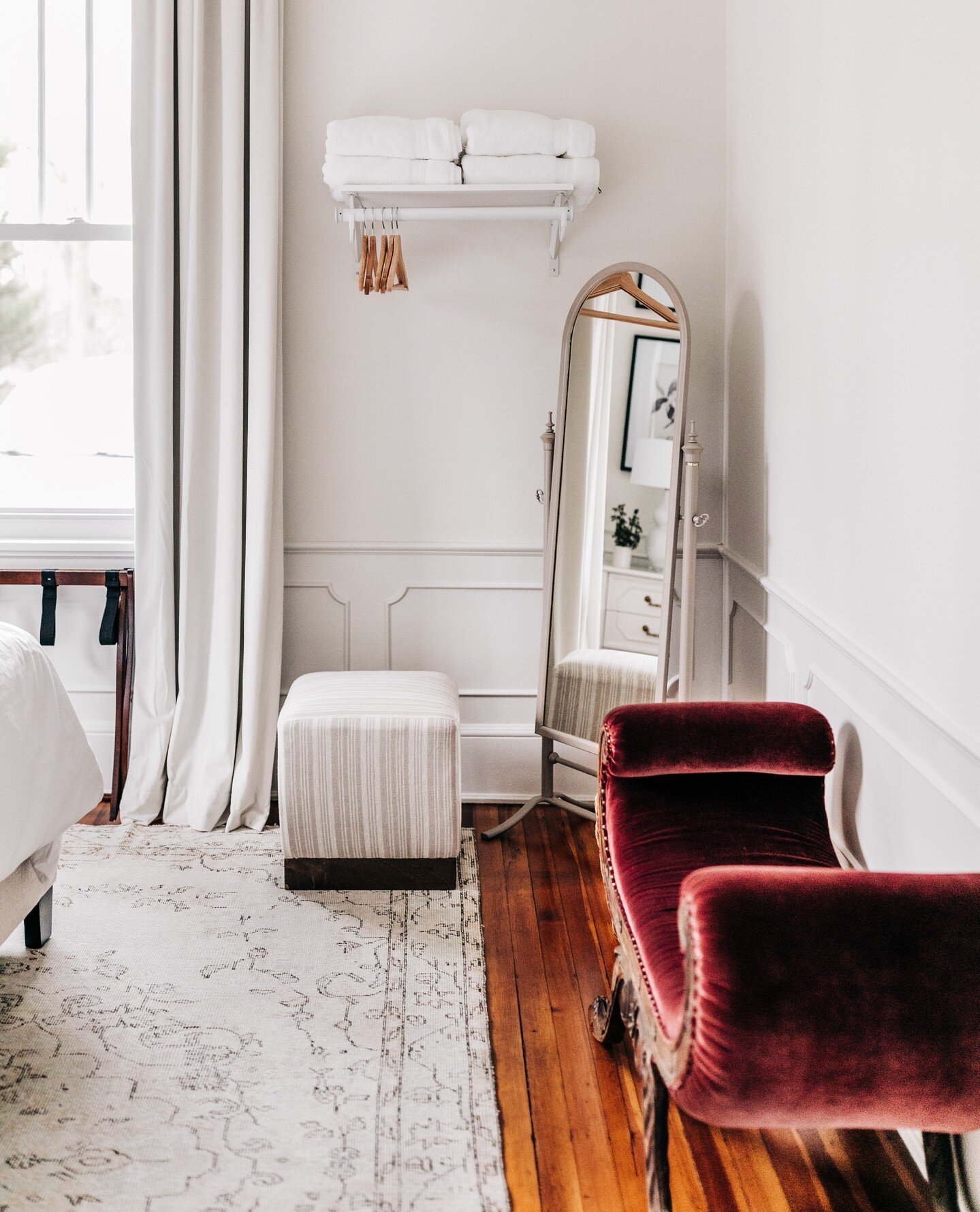 Want to know what my non-negotiable is when it comes to hosting? PLENTY of mirrors, hooks, hangers, and seating (to use said mirrors) with convenient places to put alllll the luggage 🧳⁠
⁠
Each bedroom at the pettigru house has a space to sit right i