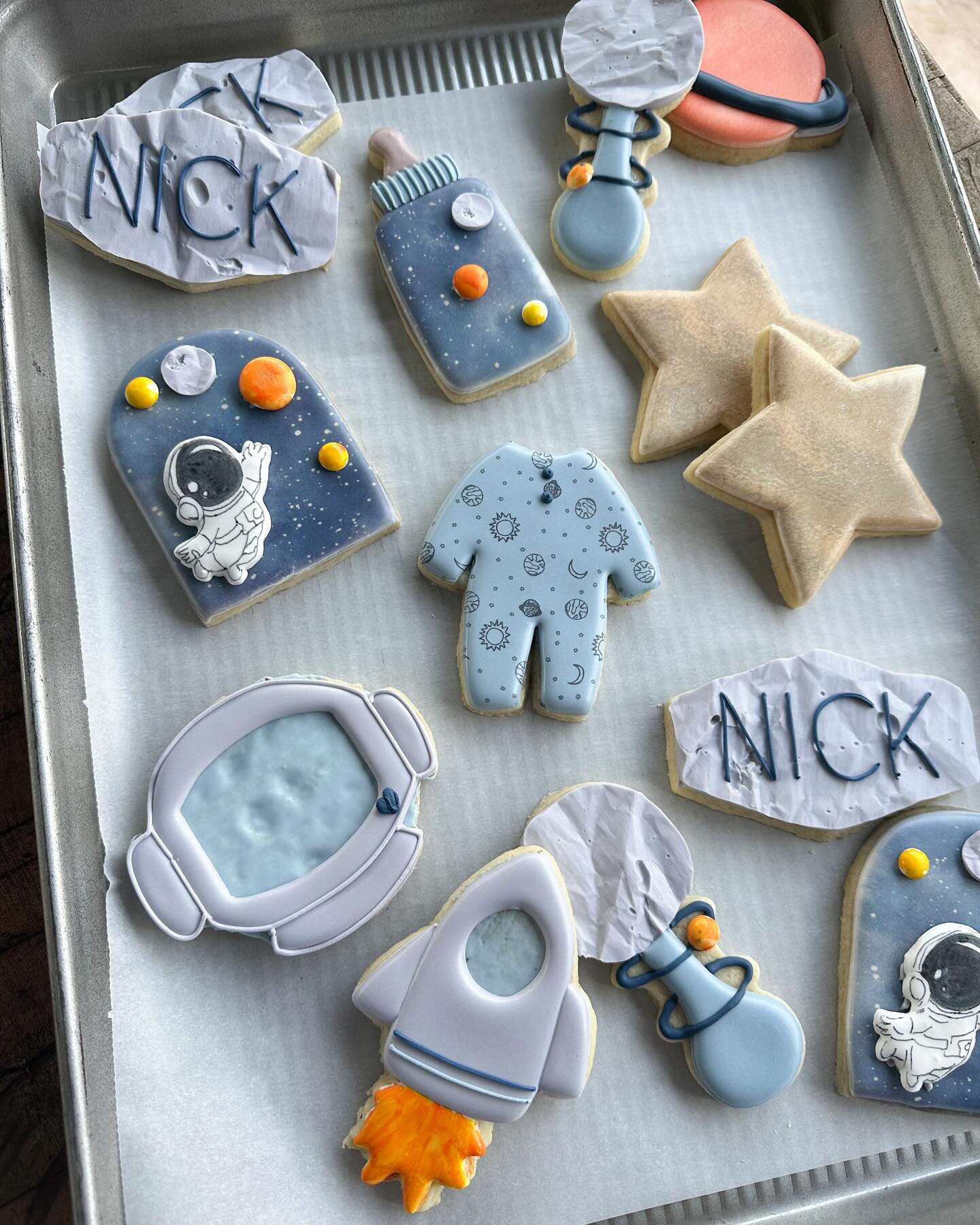 Houston, we have a boy! 

#bessiebakes #customcookies #decoratedcookies #space #spacebaby #spacecookies #houston #nasa