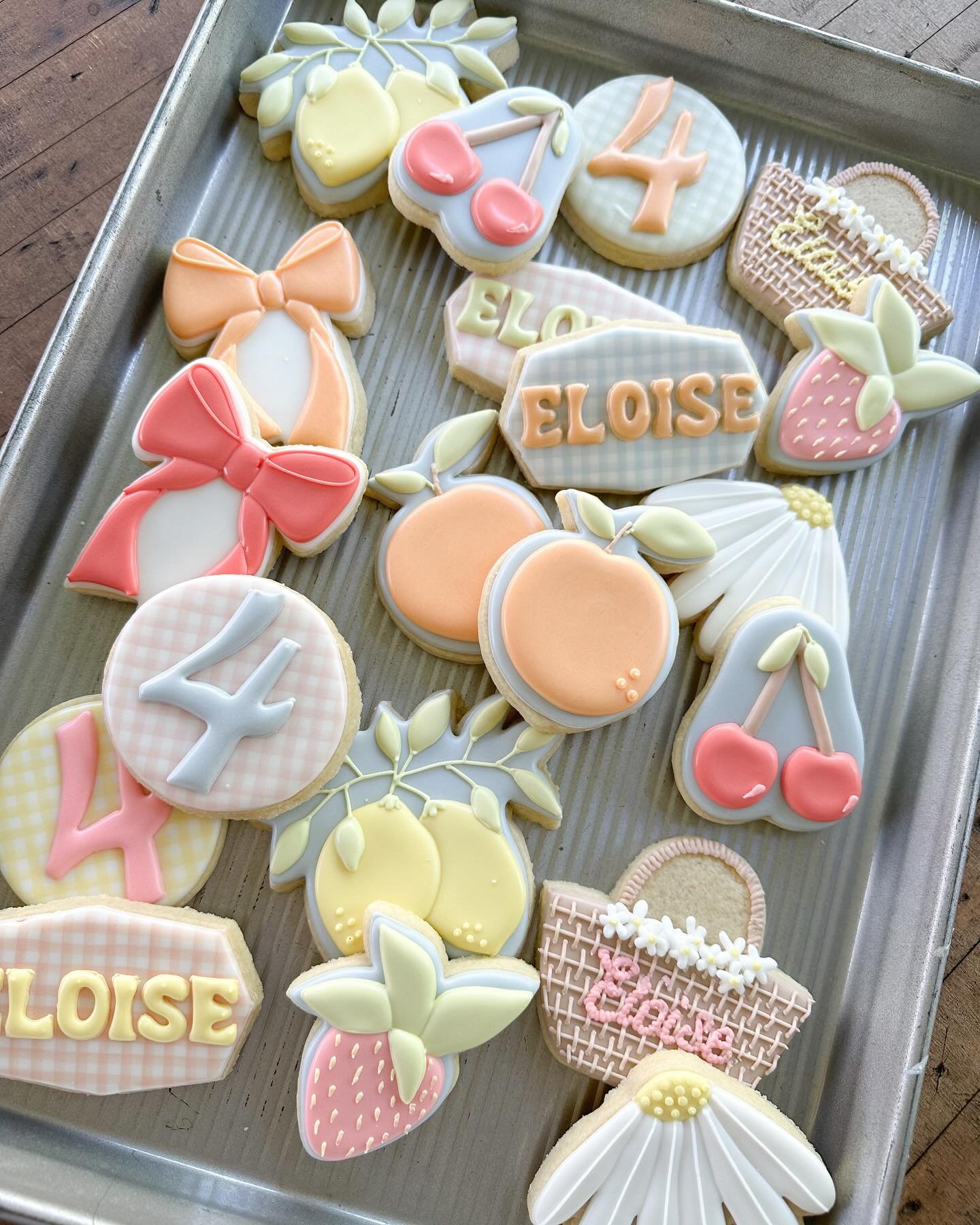 Eloise&rsquo;s 4th birthday cookies are giving major summer vibes and I am here for it! 

#bessiebakes #customcookies #decoratedcookies #houston #summer #spring #fruit