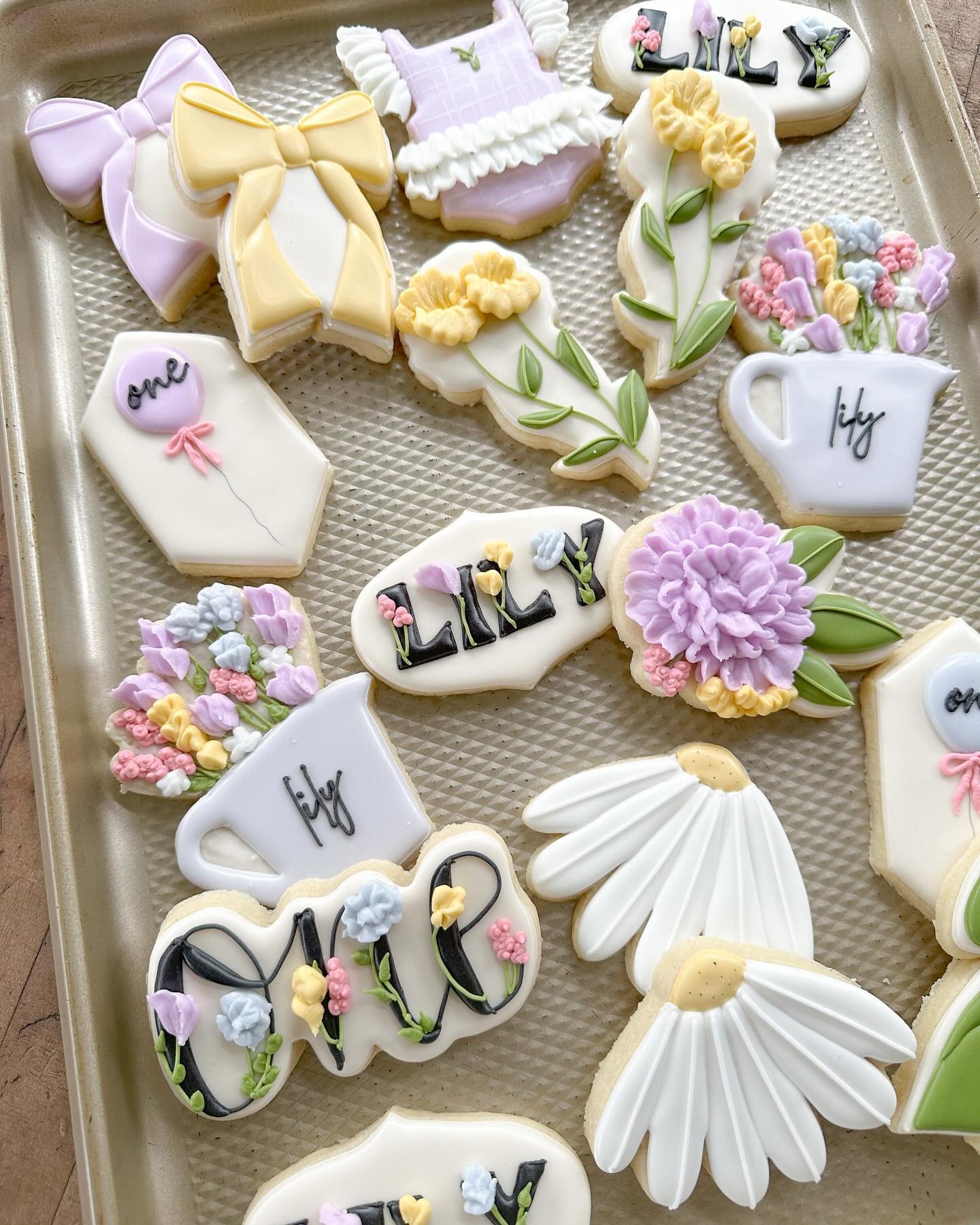 Lily is a wild ONE! 

#customcookies #bessiebales #decoratedcookies #flowercookies #birthday #houston #wildflowers