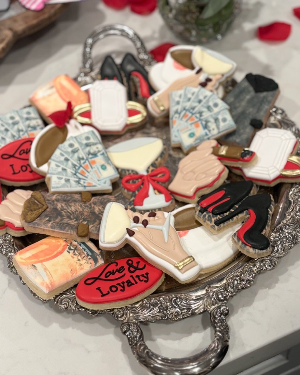 The gabagool paired perfectly with these cookies from last weekend&rsquo;s Valentine&rsquo;s party. 

#bessiebakes #customcookies #decoratedcookies #houston #sugarcookies #mob #mobcookies #mobwife #royalicingcookies