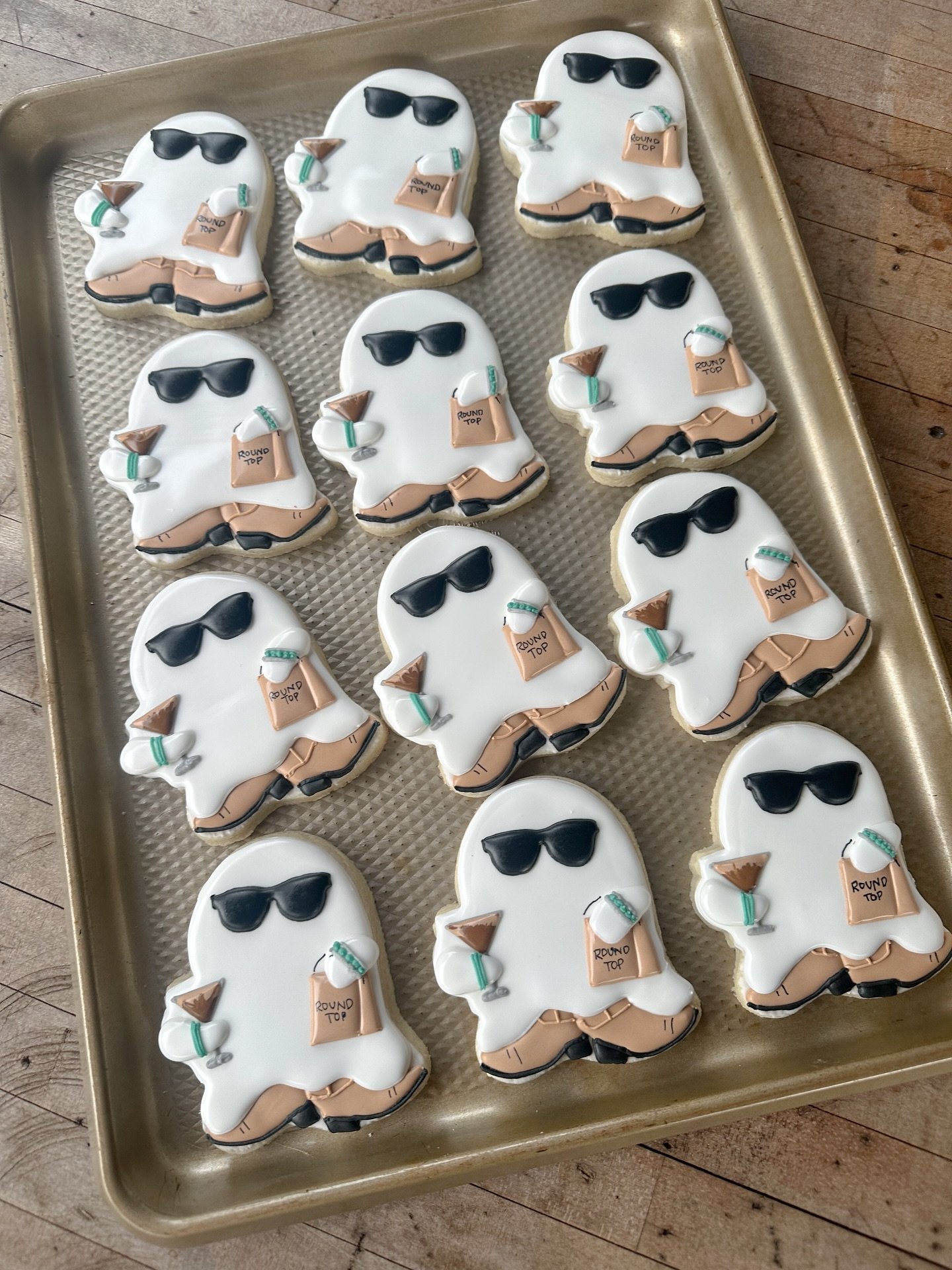 Ghouls, keep your sheet together in the bootiques this weekend. 

#bessiebakes #customcookies #decoratedcookies #halloween #halloweencookies #roundtop #ghosts #houston #sugarcookies