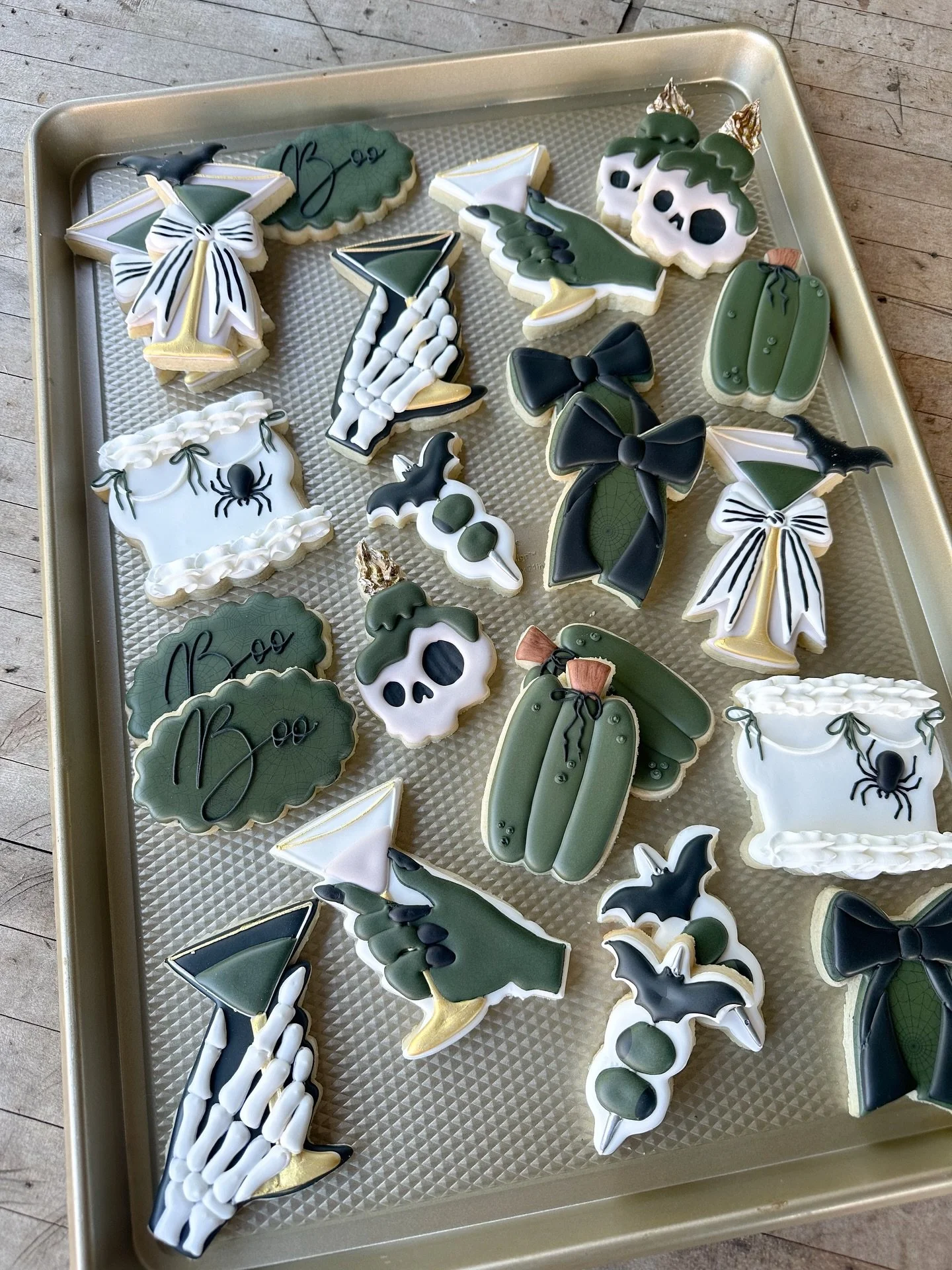 &ldquo;If you can&rsquo;t summon the spirits, store-bought vodka is fine&rdquo; 
-Ina Garten, probably 

#bessiebakes #customcookies #decoratedcookie #halloween #halloweencookies #spooky #houston