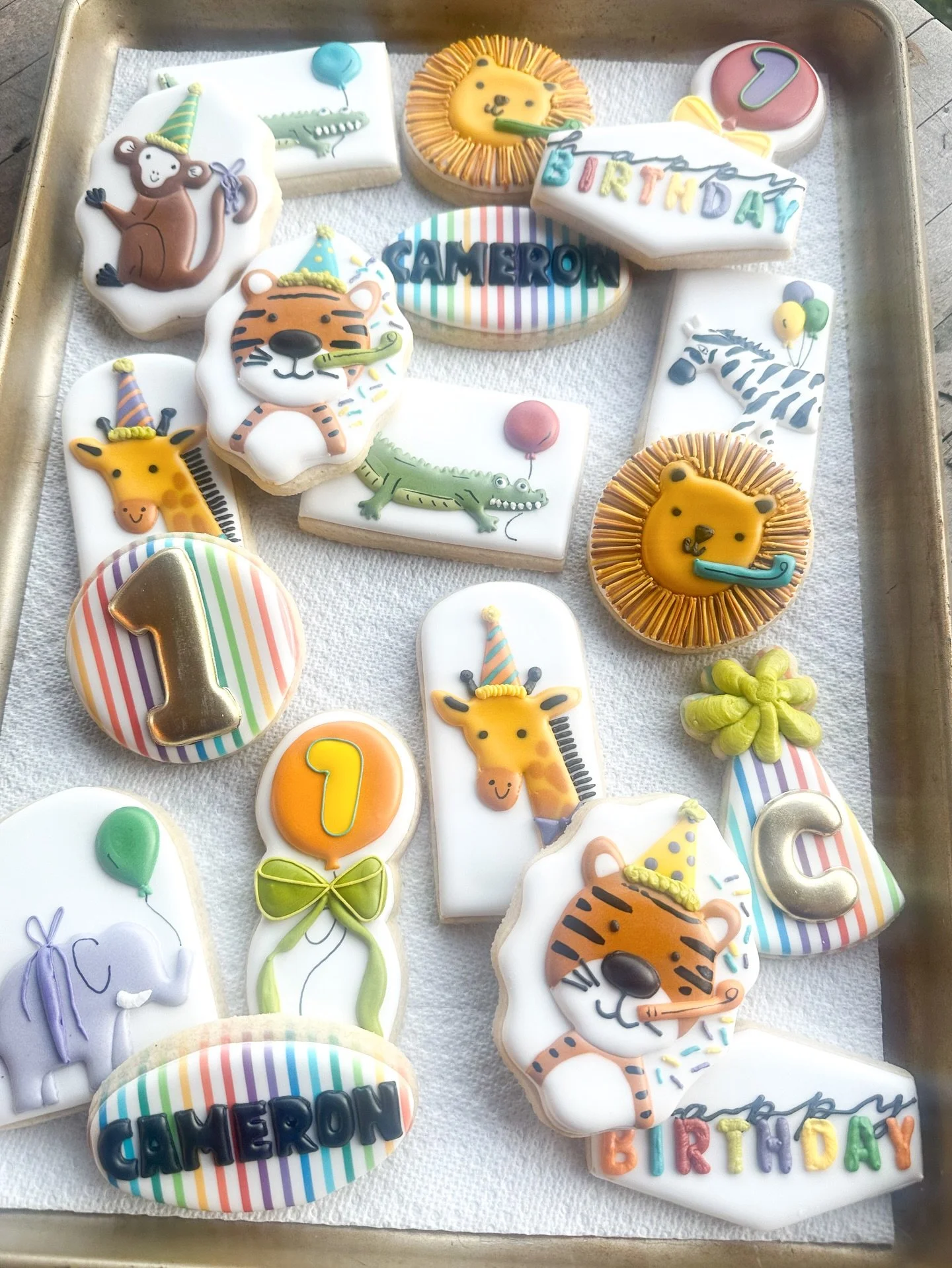 ferally festive. 

#bessiebakes #customcookies #decoratedcookies #birthdaycookies #sugar