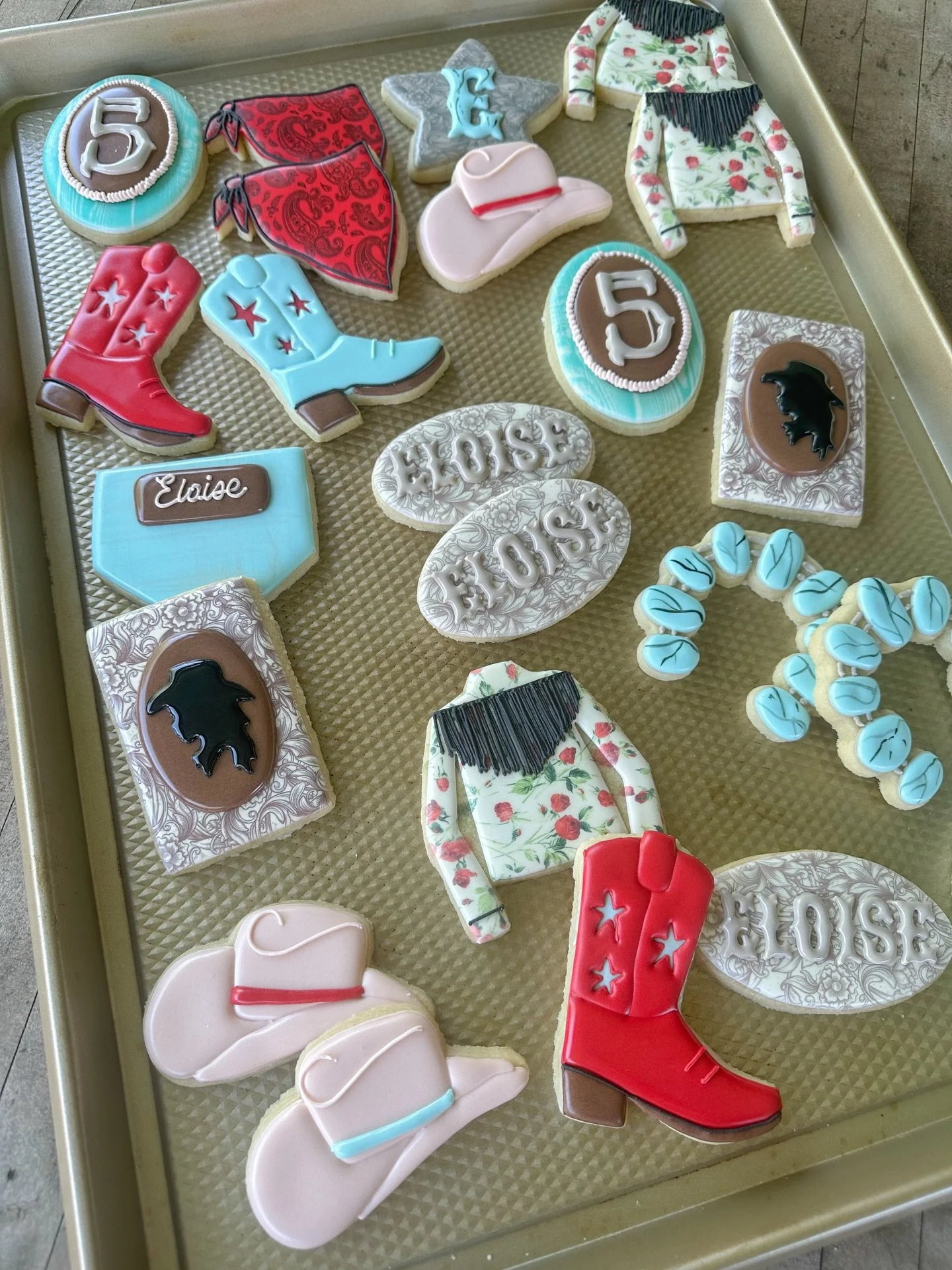 Just a reminder that this is still a cookie account, and that I haven&rsquo;t forgotten! I just really stink and remembering to take pictures of cookie sets, hence why I am just now getting around to posting these cookies from a year ago (sorry sweet