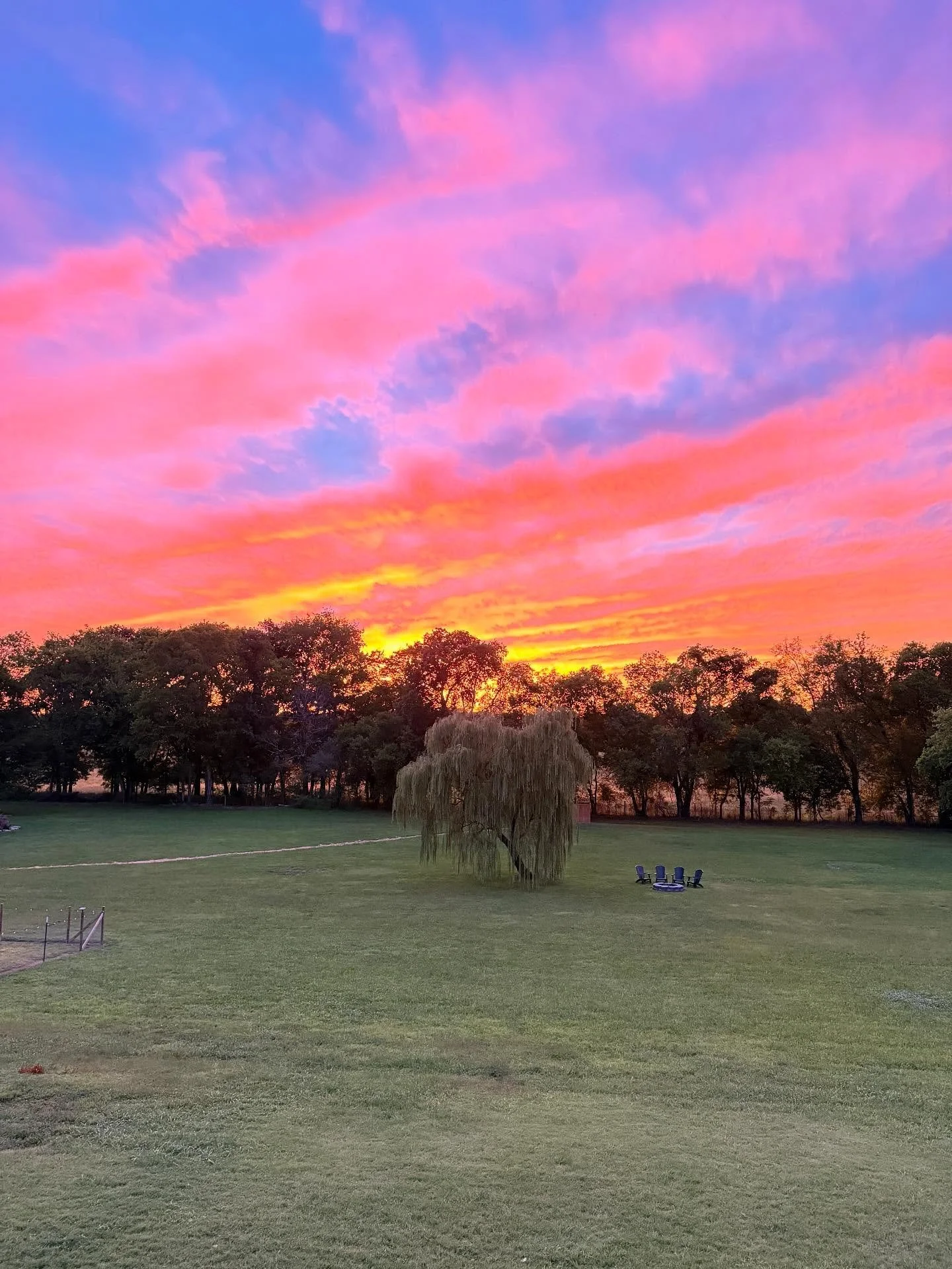 The sunset Thursday evening was wild 🥹 “The heavens declare the glory of God; the skies proclaim the work of his hands.”
Psalms 19:1 NIV