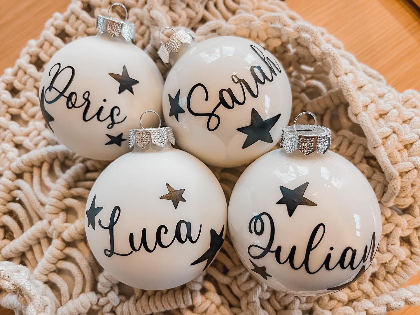 Weihnachtskugeln mit Namen waren dieses Jahr der Renner&hellip;
.
Egal ob als Geschenk f&uuml;r die Gro&szlig;eltern, oder f&uuml;r sich selbst.
.
#christbaumschmuck #weihnachtskugeln #beschriftet #namen #personalisiertegeschenke #personalisiert #wei