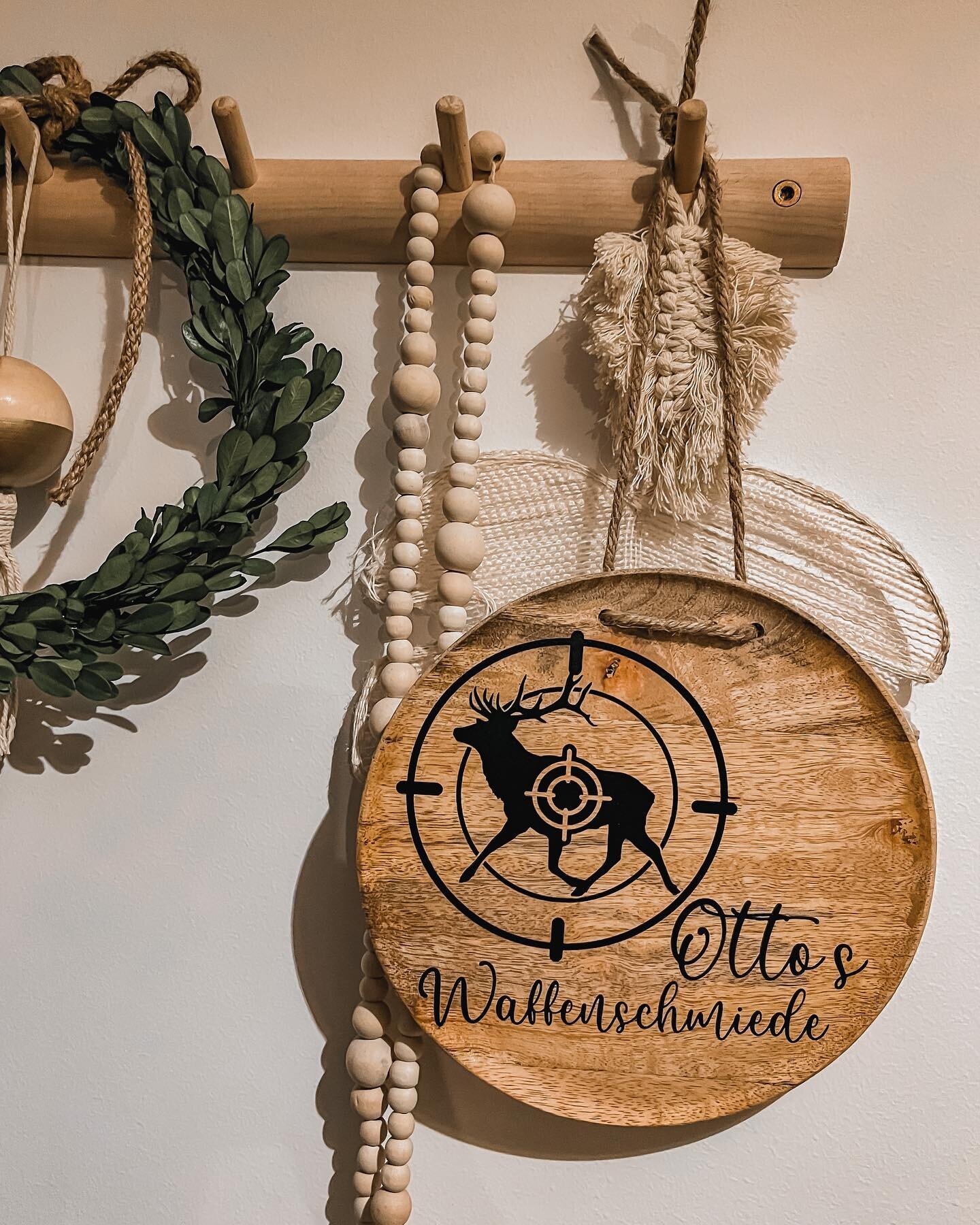T&uuml;rschilder aller Art, fertige ich auch an.
.
Dieses hier hat eine Freundin f&uuml;r Ihren Papa bestellt, der J&auml;ger ist 🖤
.
#t&uuml;rschild #t&uuml;rschilder #individuell #holz #beschriftet #j&auml;ger #door #t&uuml;re #dekoration #interio