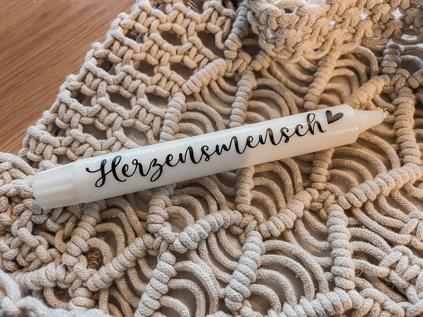Ich find Sie immer wieder toll 🖤
.
Stabkerzen mit Beschriftung nach Wunsch&hellip;
Auch super als kleines Geschenk
.
#stabkerzen #kerzenliebe #kleinesgeschenk #mitbringsel #beschriftet #nachwunsch #nachwunschgefertigt #hingucker #dekoration #mithand