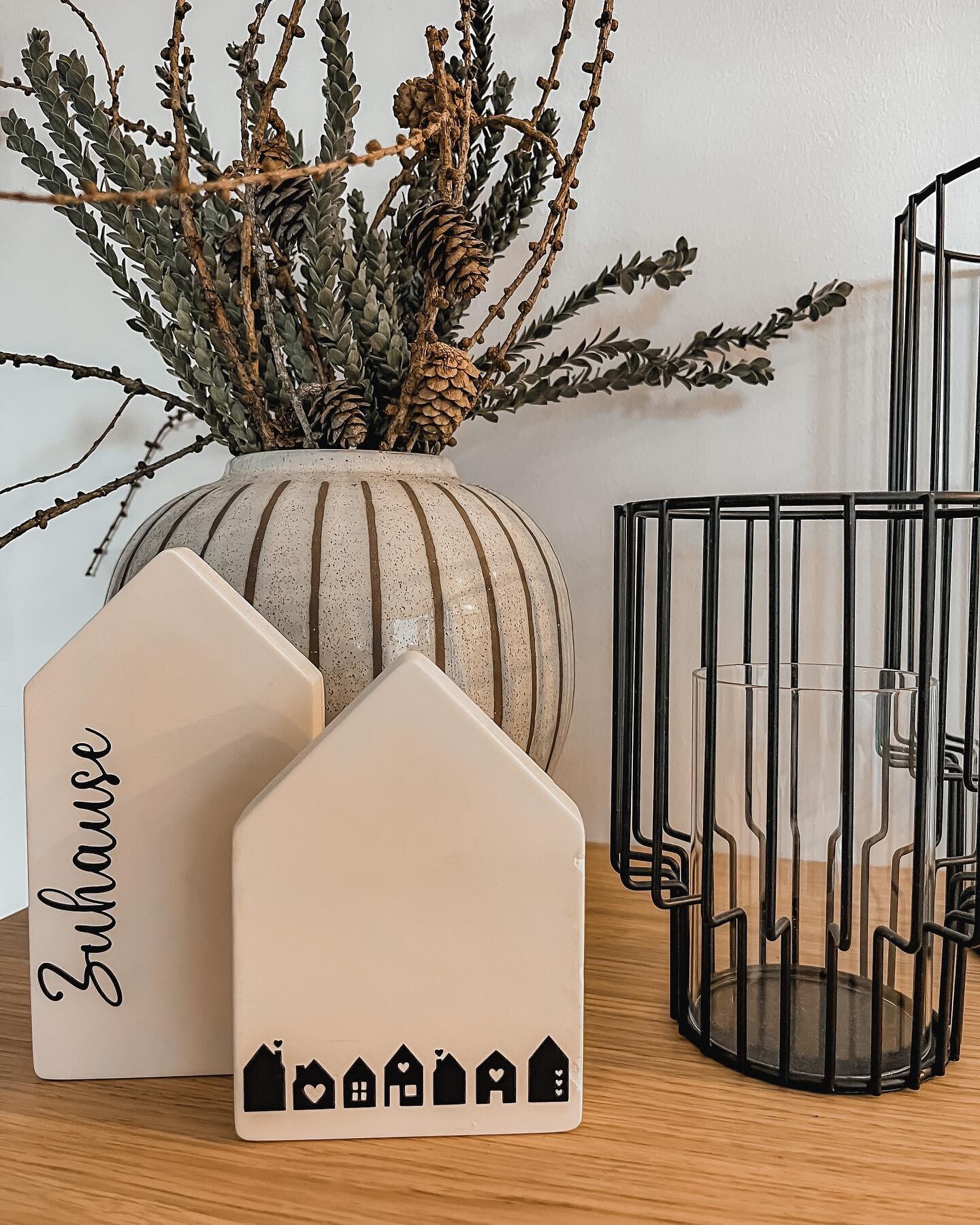 Ich lieb ja meine kleinen H&auml;user&hellip;
.
Sie passen zu jedem Einrichtungsstil🖤
In verschiedenen Gr&ouml;&szlig;en erh&auml;ltlich.
.
#h&auml;user #dekoration #raysin #beschriftung #clean #inspo #handmade #mithandundherz #deko #shop