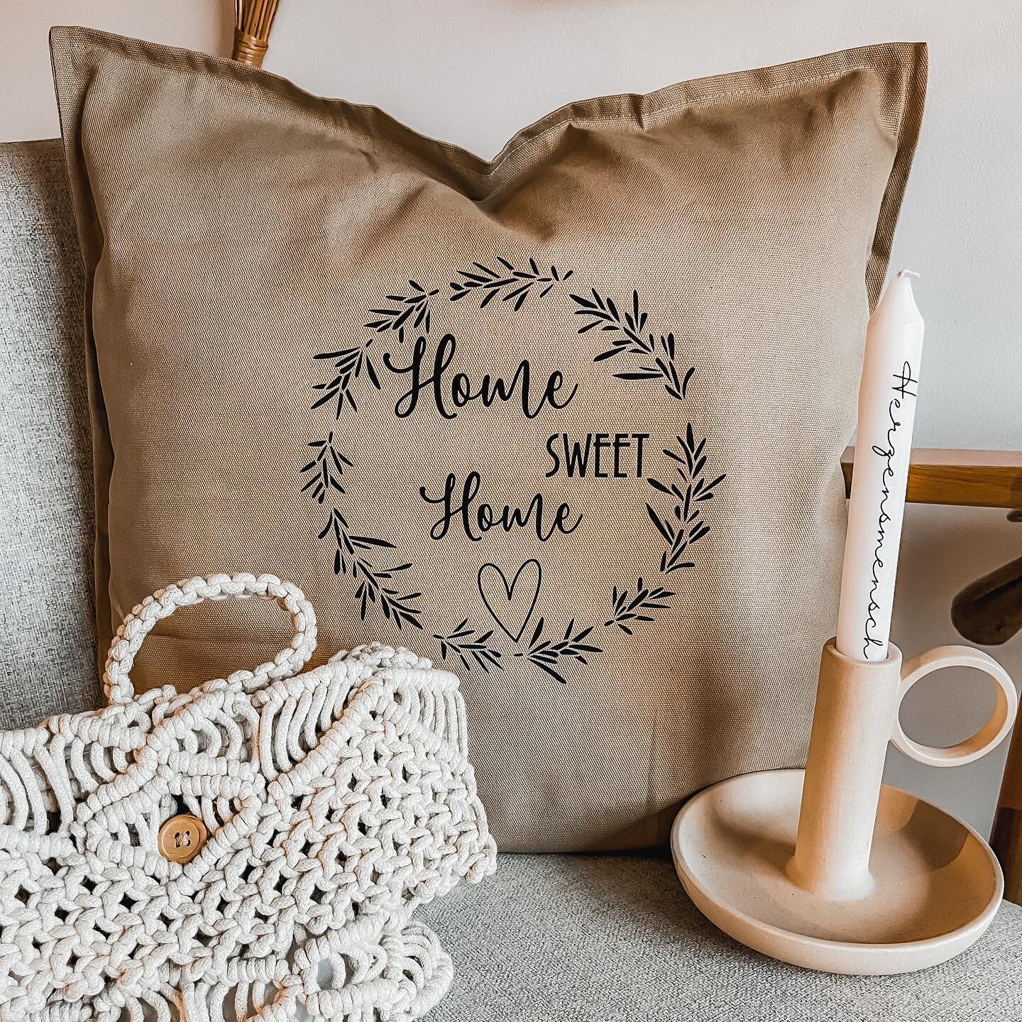 Hier mal ein Kissen, das ich heute auf Wunsch gefertigt habe&hellip;
Das Kissen ist 50x50 und ich liebe dieses Beige/Braun, weil es zu allem passt. 
.
Gef&auml;llt&lsquo;s Euch?
.
#kissen #kissenh&uuml;lle #homesweethome #beige #braun #plotterliebe #
