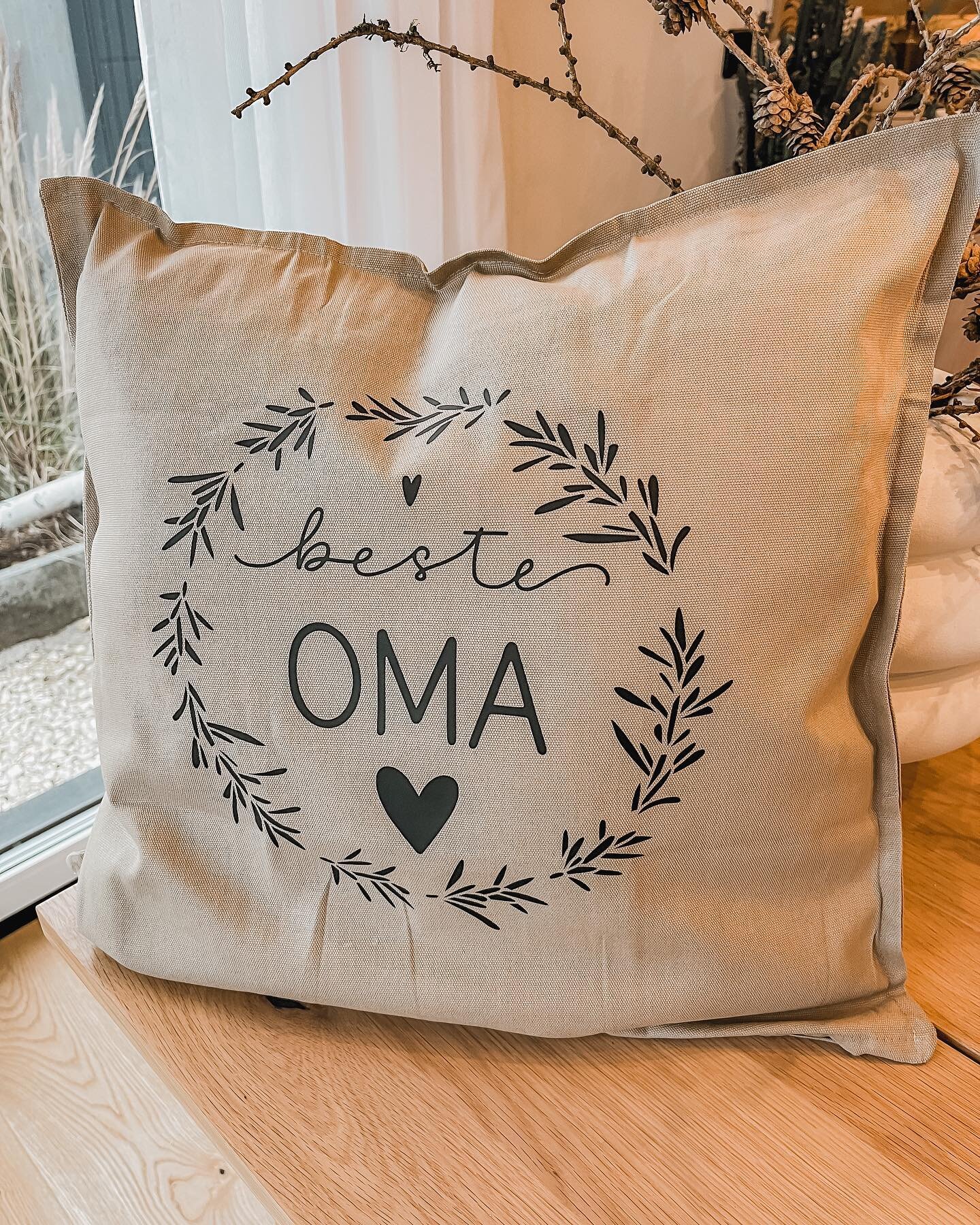 Ein Kissen nach Kundenwunsch gefertigt 🖤
#kissen #besteoma #handmade #kundenwunsch #hndmadeshop #handundherz #dekoration #geschenkideen #beige #liebezumdetail
