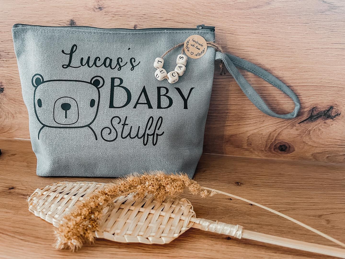 Ab sofort im Shop erh&auml;ltlich 🖤
.
#baby #kind #kleinkram #tasche #kosmetiktasche #grau #handmade #mithandundherz #personalisiertegeschenke #geschenkideen #geburt #taufe