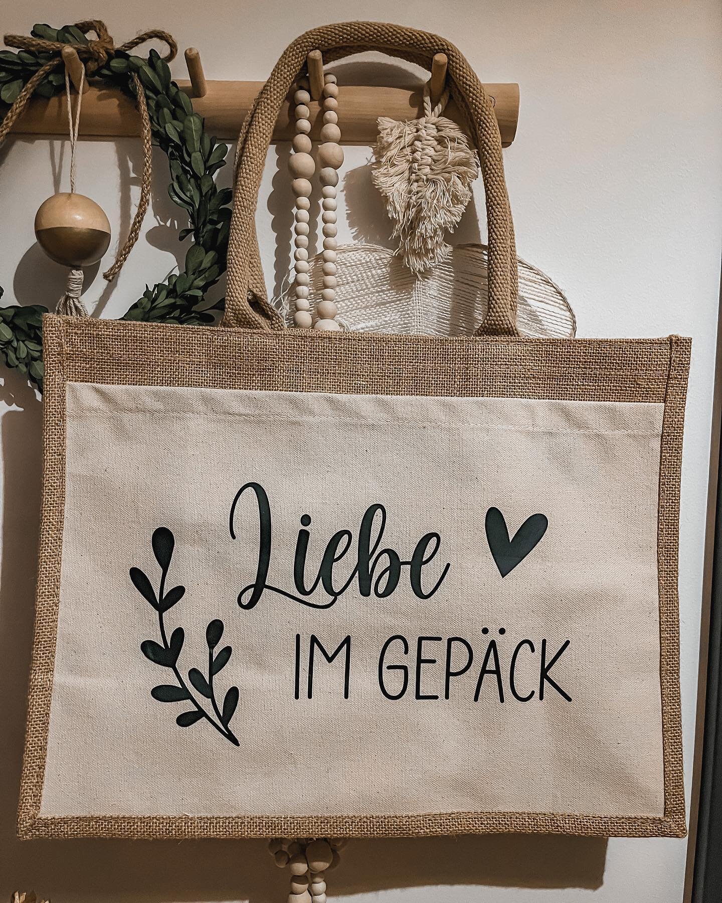 Ganz Neu //
Gro&szlig;e Jutetasche mit Aufschrift.
Ab morgen Abend im Shop 🖤
Oder einfach schreiben&hellip;
Zum Shop//
Mn-mithandundherz.com 
.
Wie immer gilt: Auch mit Aufschrift nach Wunsch 
.
#jutetasche #handmade #beschriftung #mithandundherz #l