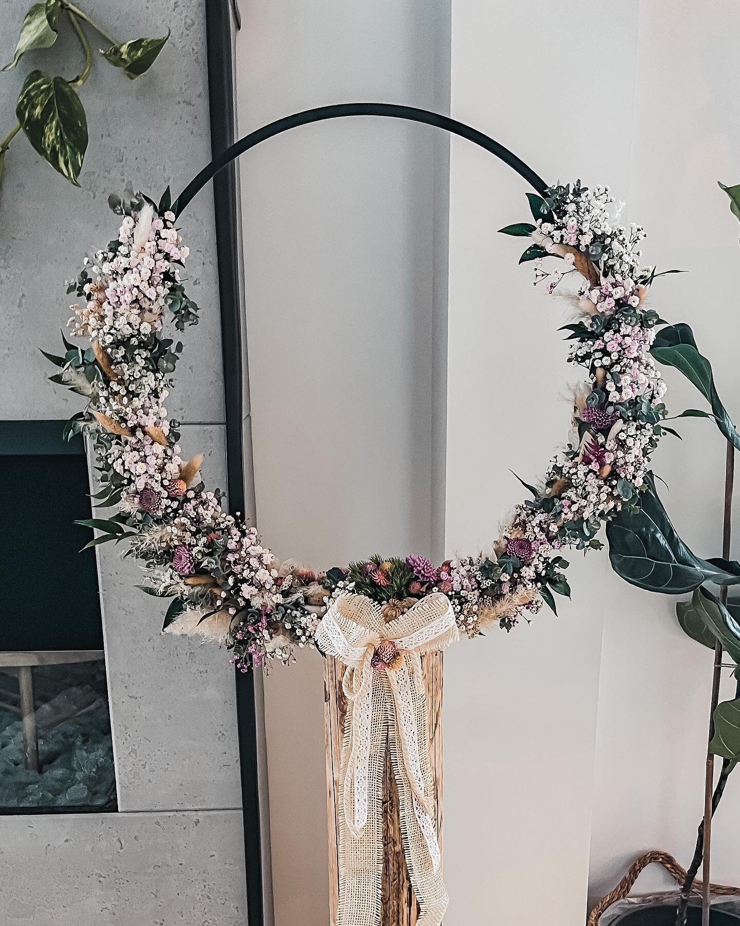 Ich durfte einen ganz tollen Flowerloop auf einem alten Holzbalken anfertigen. 
#kundenwunsch steht bei mir an erster Stelle.
Es freut mich immer wieder, wenn ich Anfragen zu ganz individuellen Sachen bekomme und sie dann anfertigen darf.
Solltest du