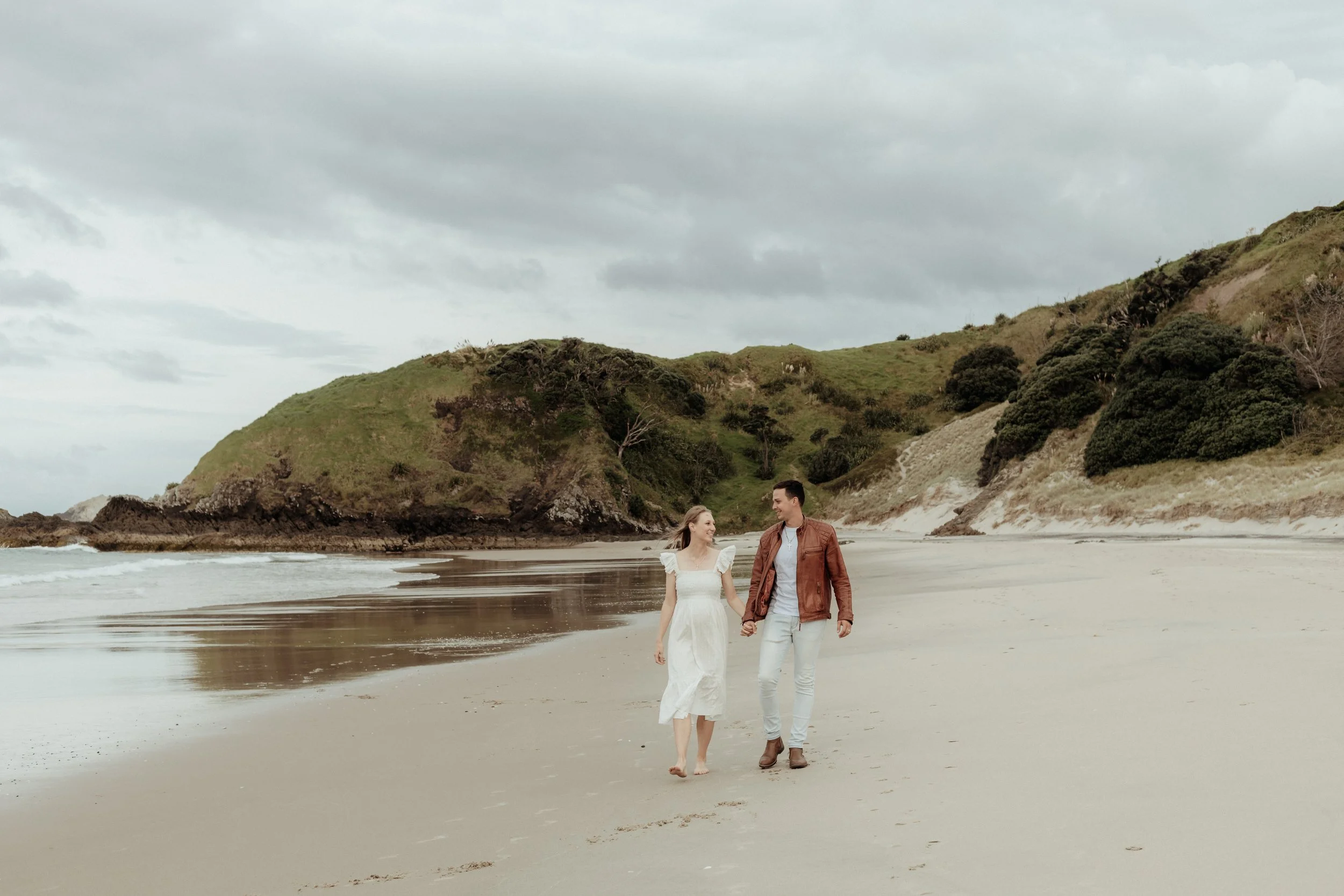 Maternity photoshoot in Northland with couple at beach.