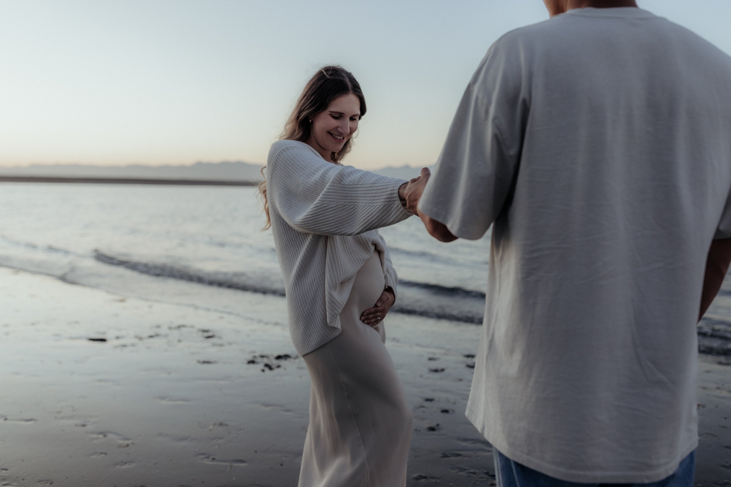 Sunset maternity photoshoot in Nelson, New Zealand