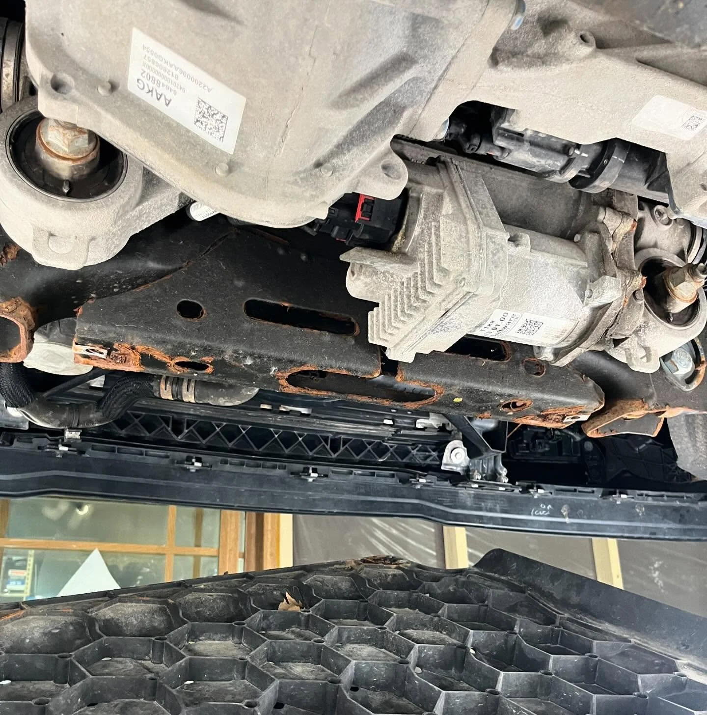 This is why we take off plastics when performing our undercoating service 😅

2020 silverado in for our full @woolwax undercoating with almost 50,000 miles and if we didnt take that cover off who knows how that rust would have looked. 

#saltlife #an