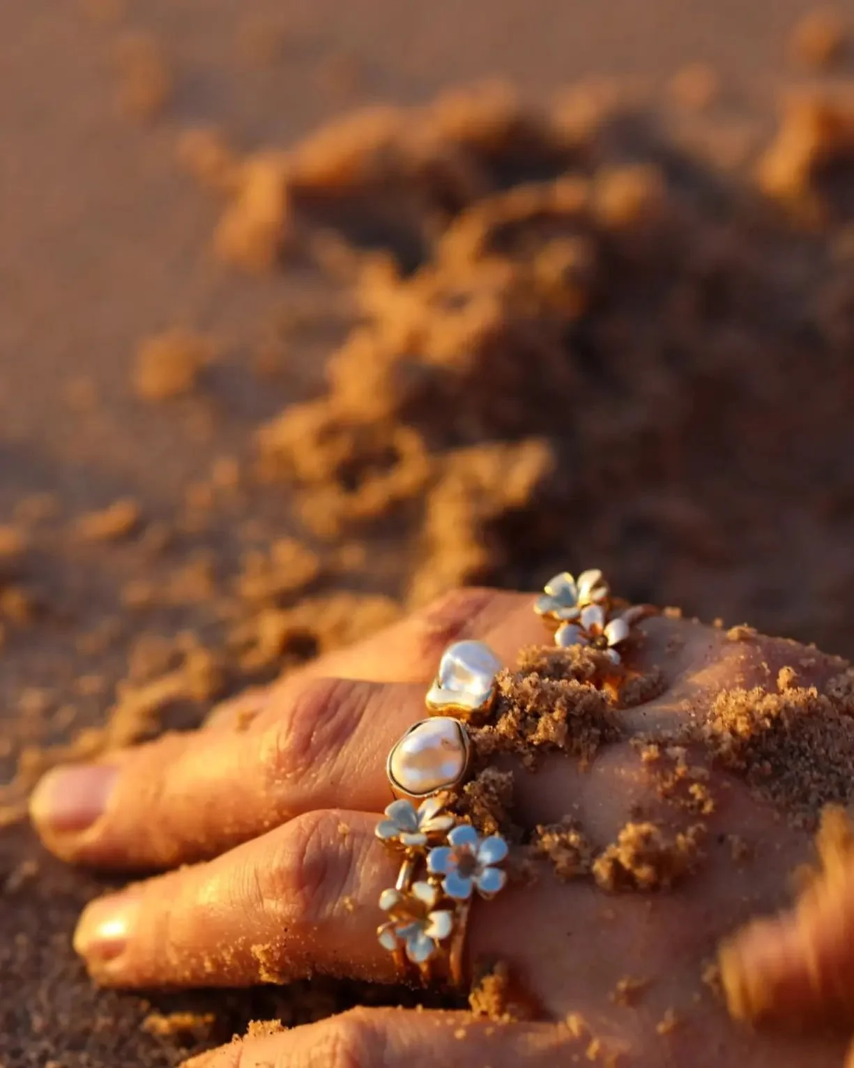 Unearthing the beauty of Australia's gems with our 'Temple' rings featuring Australian gold and a gorgeous set of Broome Keshis in our 'Gingo' ring. 

All of this of course is complemented by Magnolia's artful craftsmanship with these pieces being de