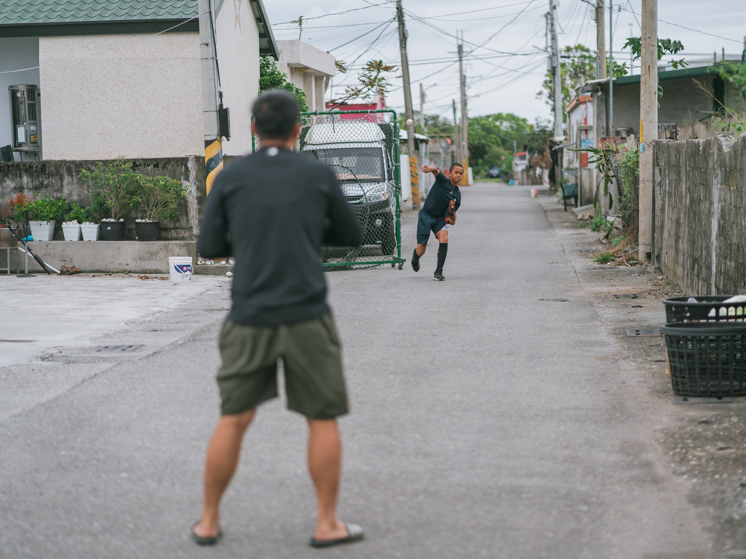 Yeh Hao-yu, the captain of the baseball Team A of Bei-Nan Elementary School, is training in his neighborhood.