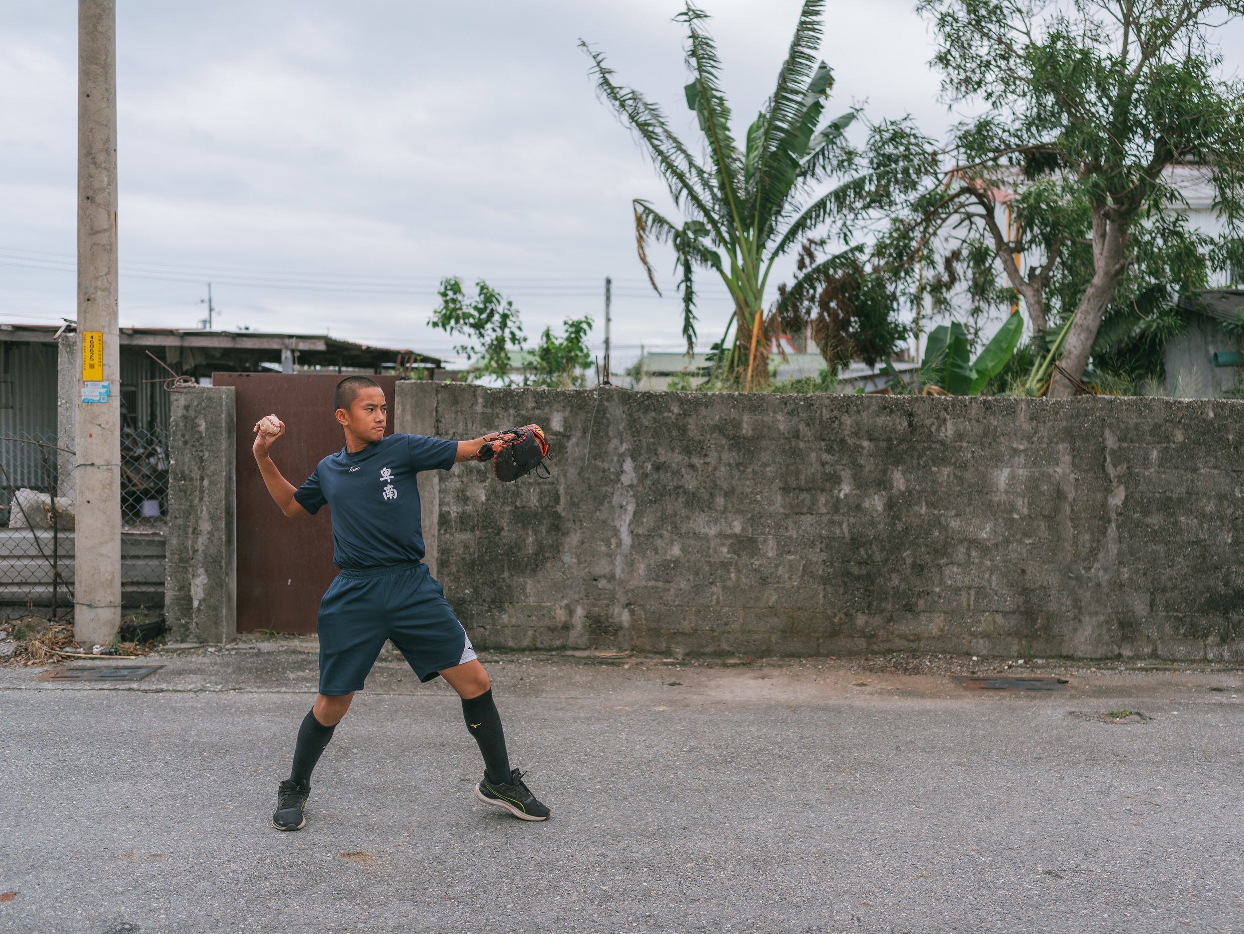 Yeh Hao-yu, the captain of the baseball Team A of Bei-Nan Elementary School, is training in his neighborhood.