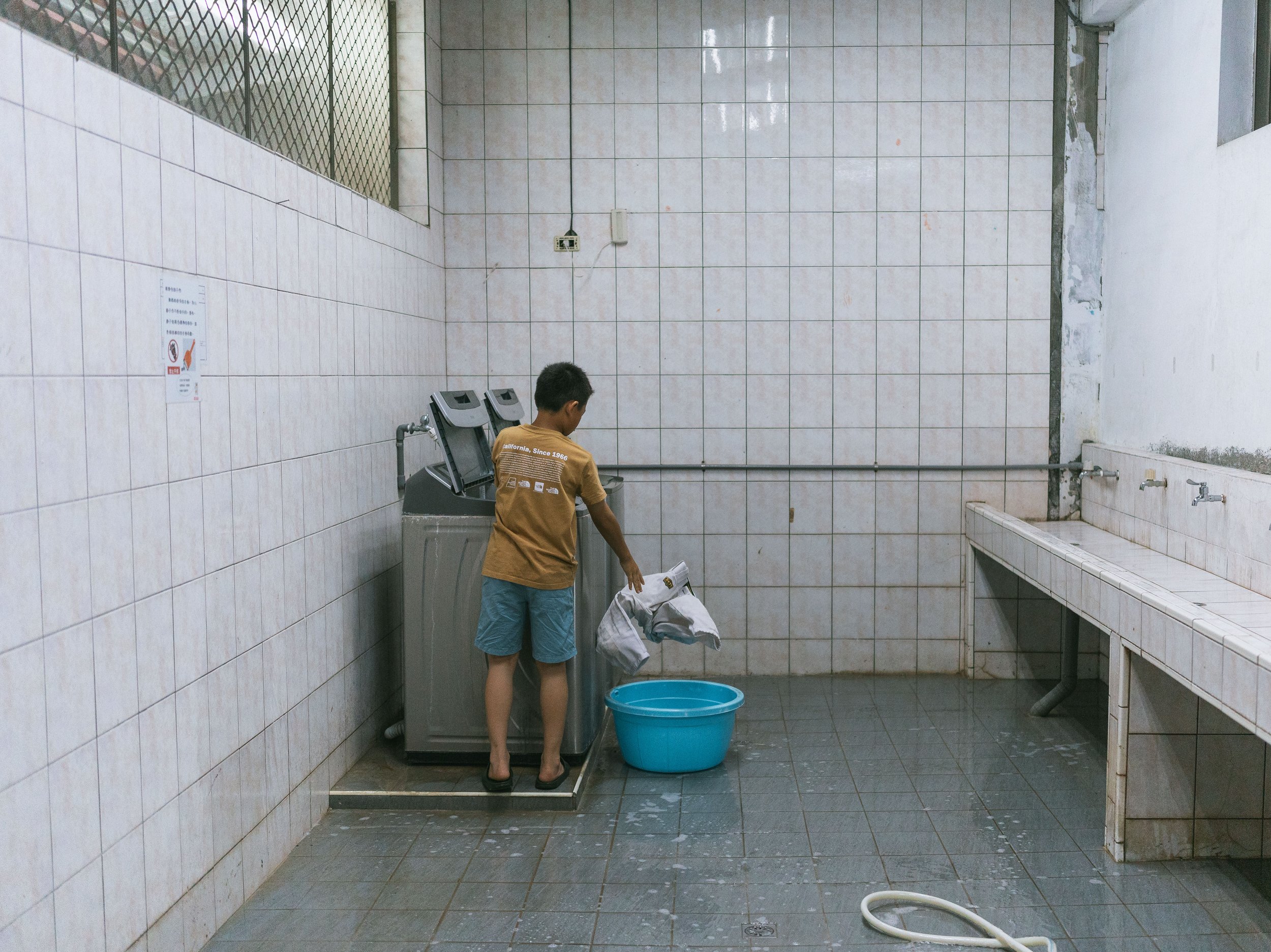 The children in the boarding school do the daily laundry.