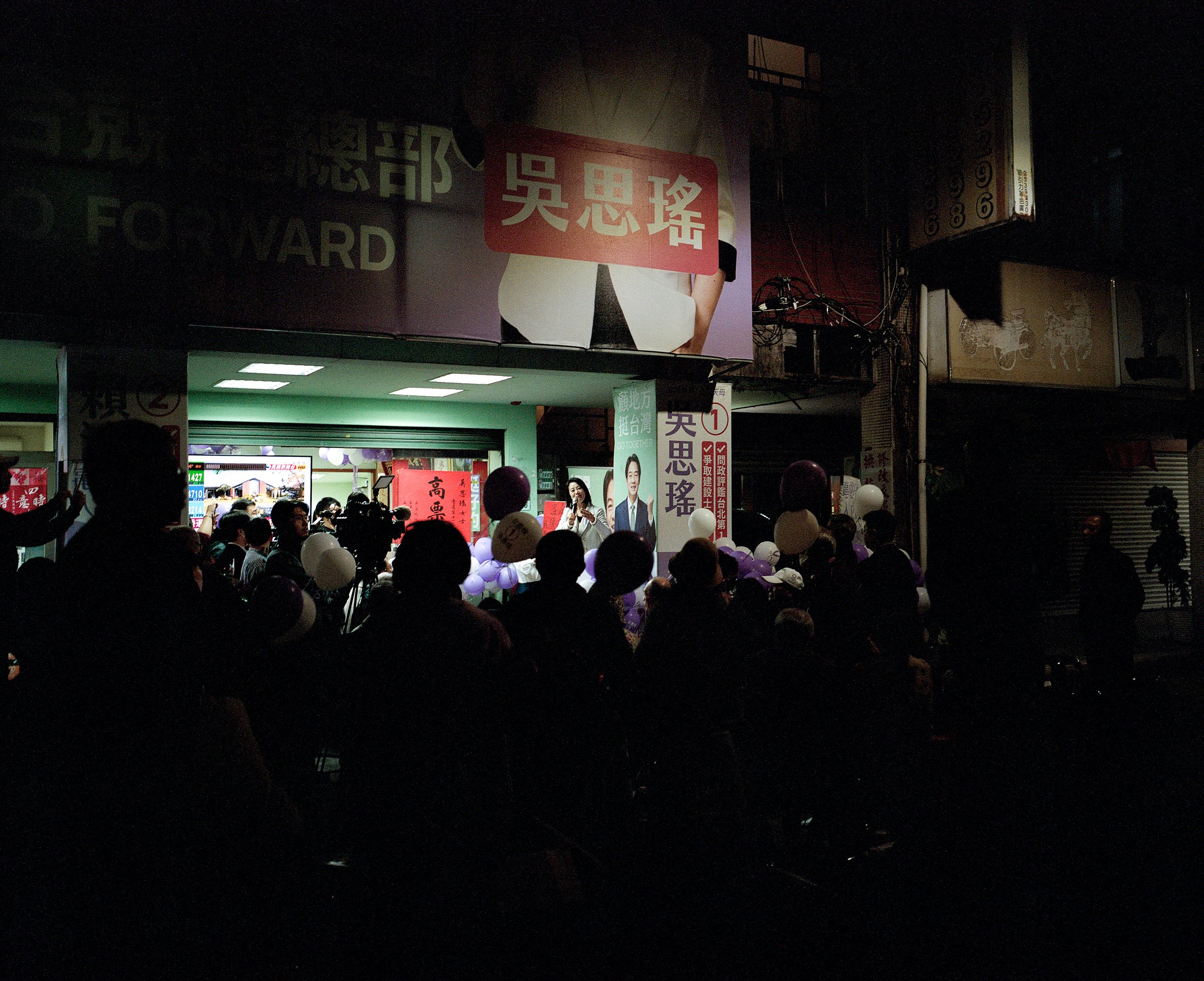 Voting day, Szu-Yao talks to supporters and voters - January 13, 2024.