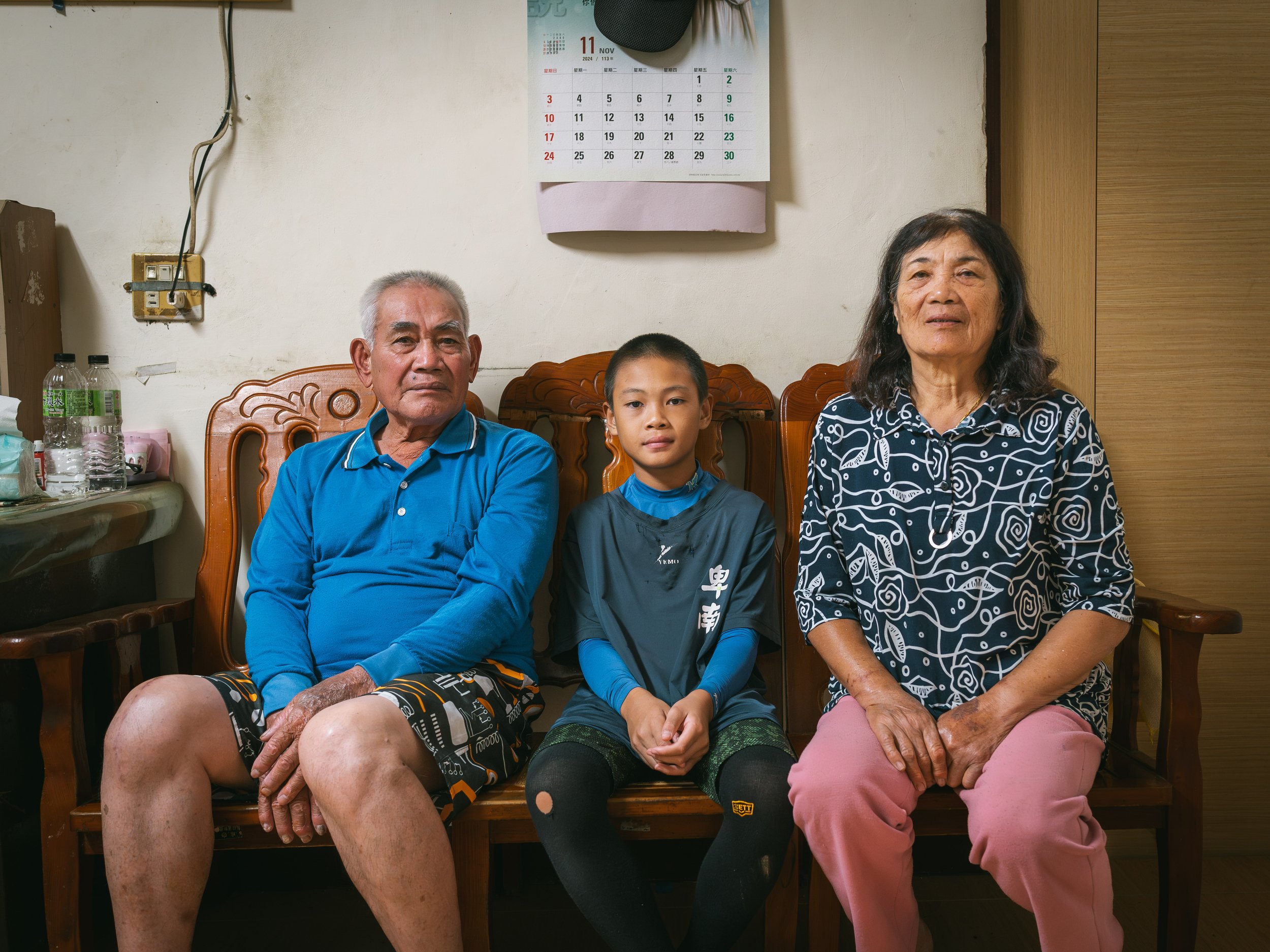 Yu Cheng-yi, from baseball Team A of Bei-Nan Elementary School, with his grand-parents for a photo. Unfortunately, he will be injured two days before the Care Cup and will be removed from the roster.