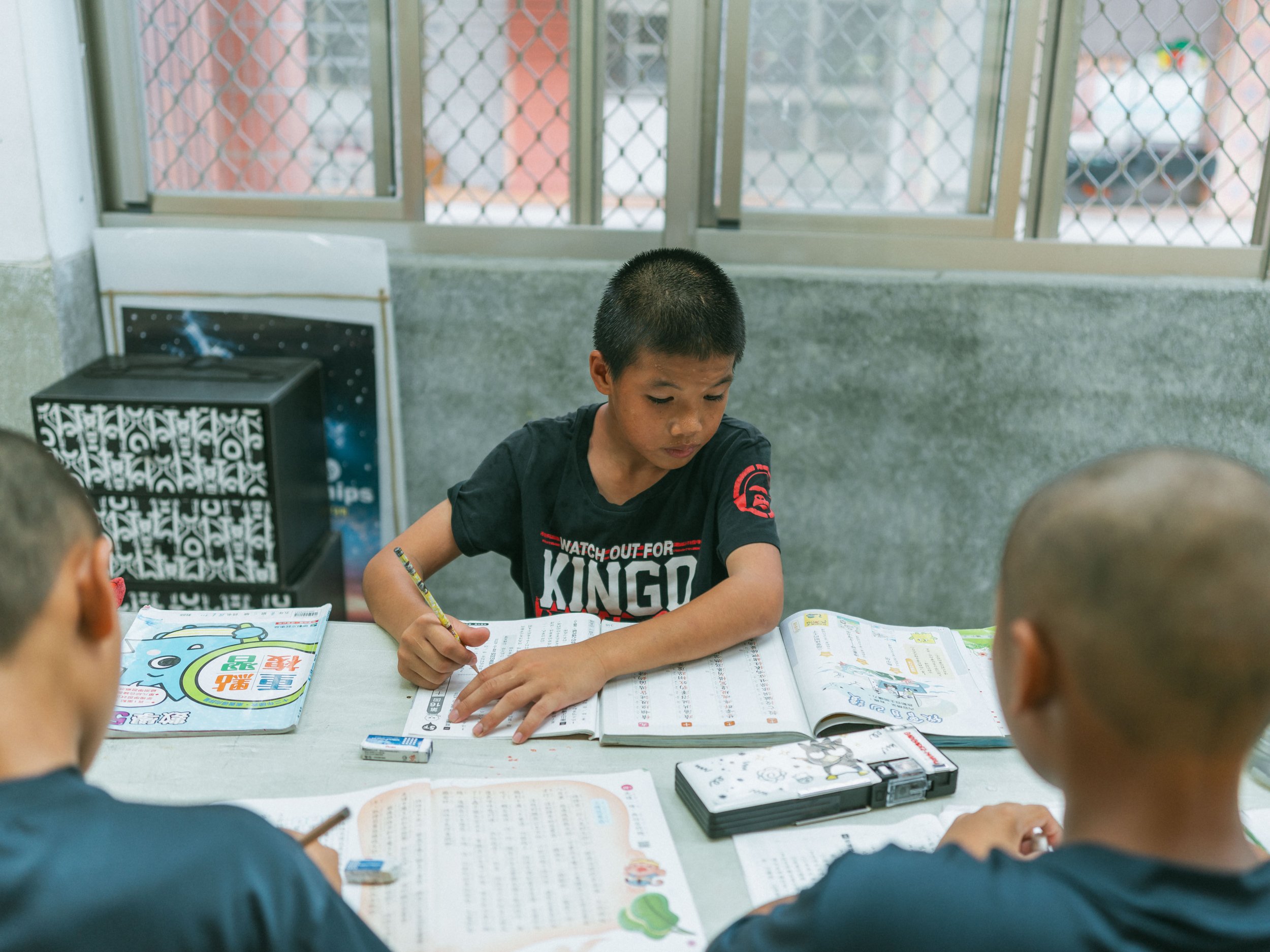 The children in the boarding school do their homework before dinner.