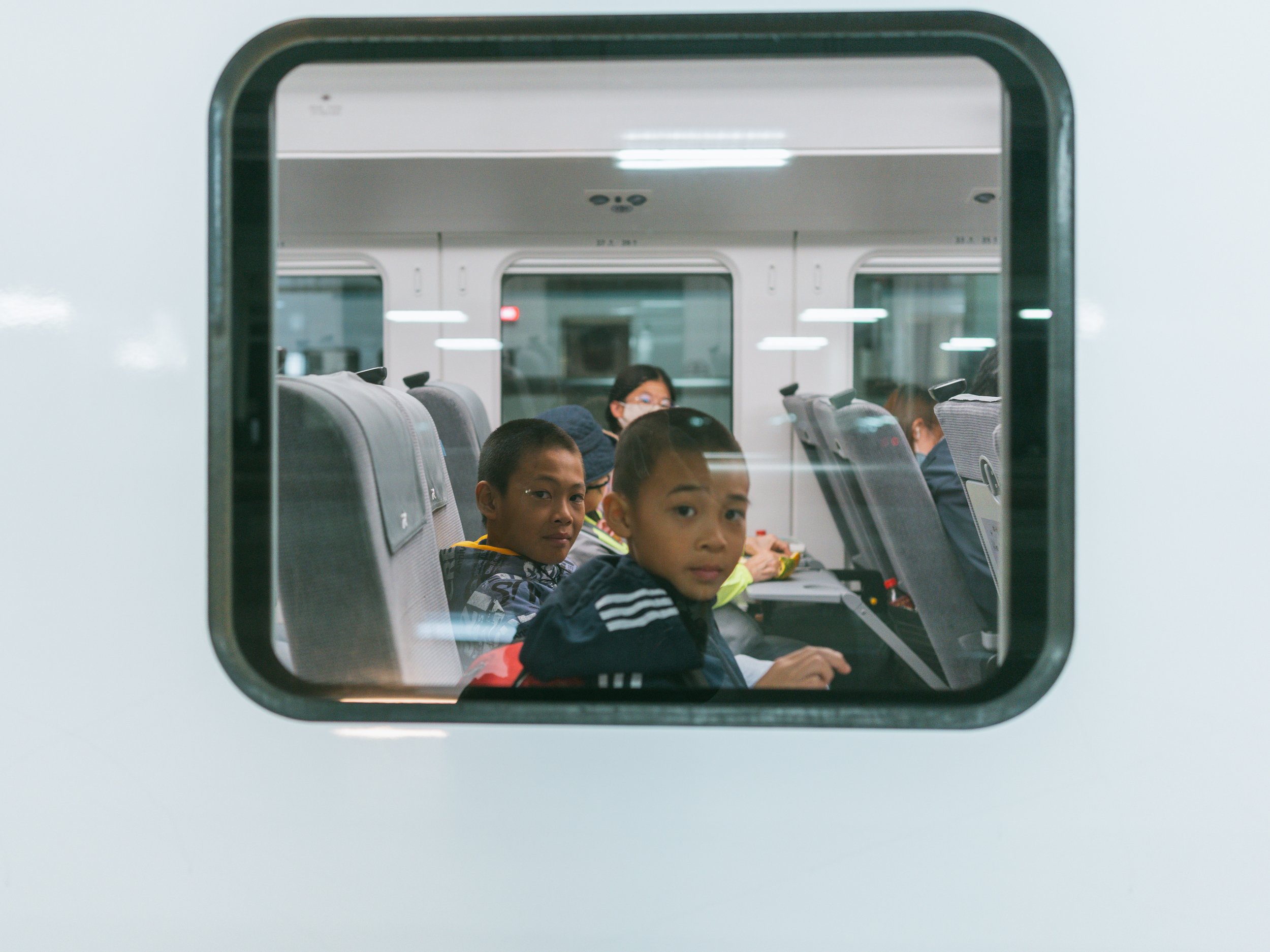 Yu Cheng-yi (L), from baseball Team A of Bei-Nan Elementary School returns home on Friday evening by train. Unfortunately, he will be injured two days before the Care Cup and will be removed from the roster.