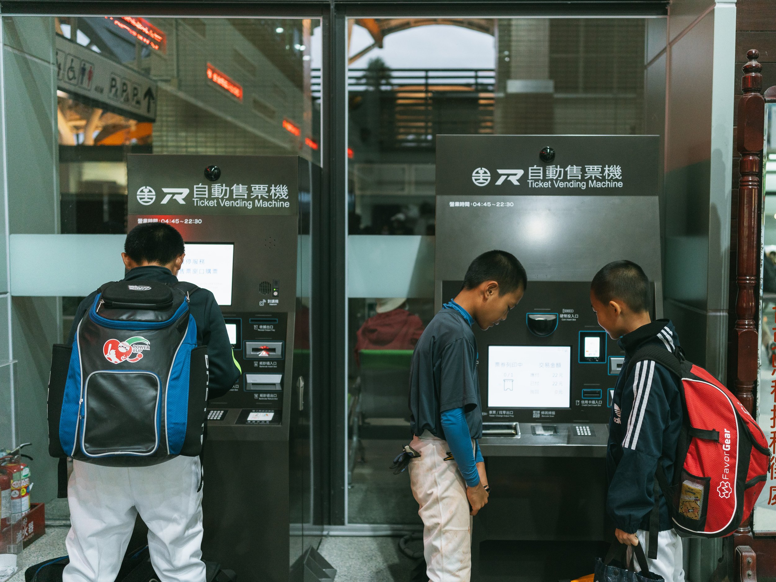 Yu Cheng-yi (C), from baseball Team A of Bei-Nan Elementary School returns home on Friday evening by train. Unfortunately, he will be injured two days before the Care Cup and will be removed from the roster.