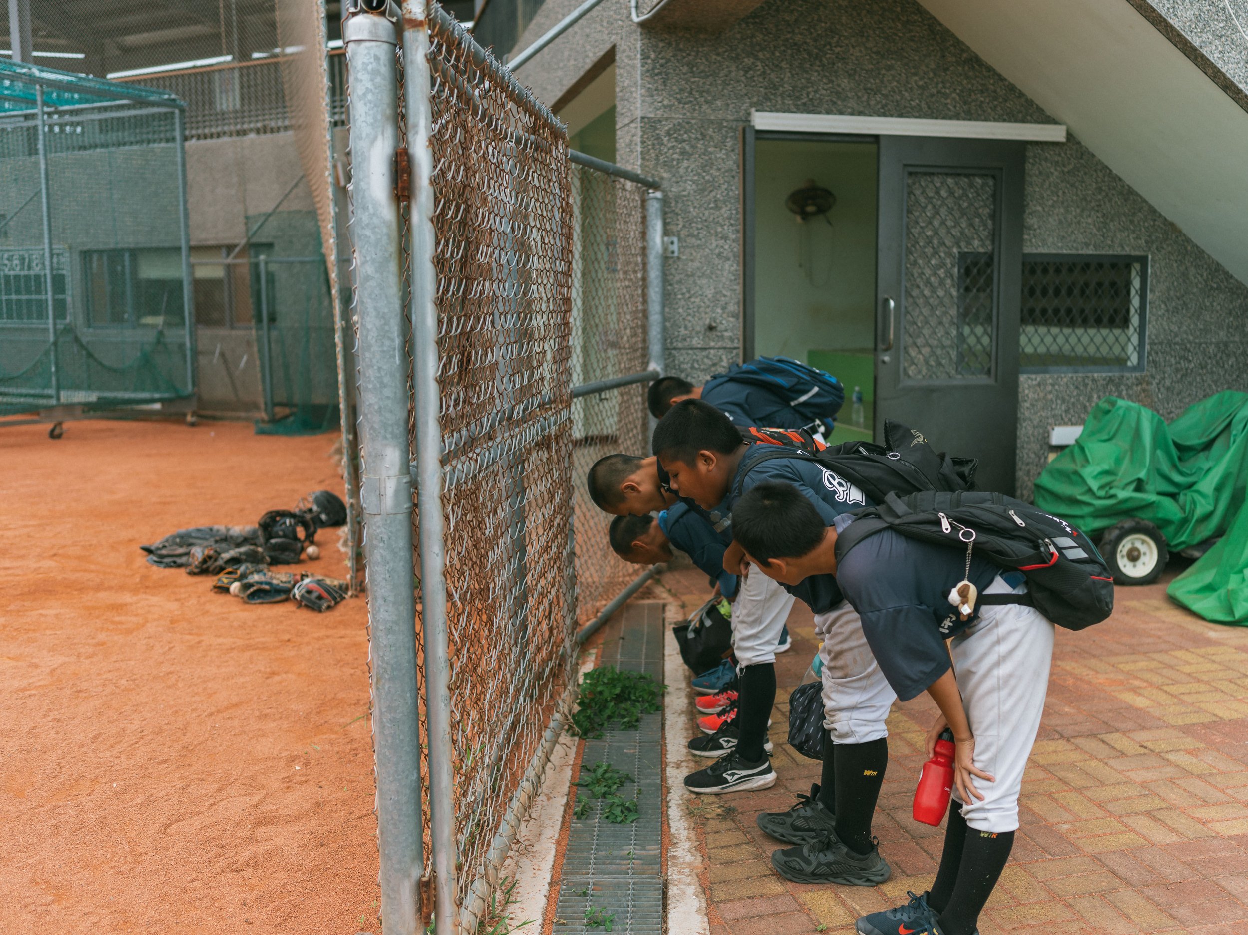 Children from Team B of Bei-Nan Elementary School greet "baseball field before to train in the afternoon.