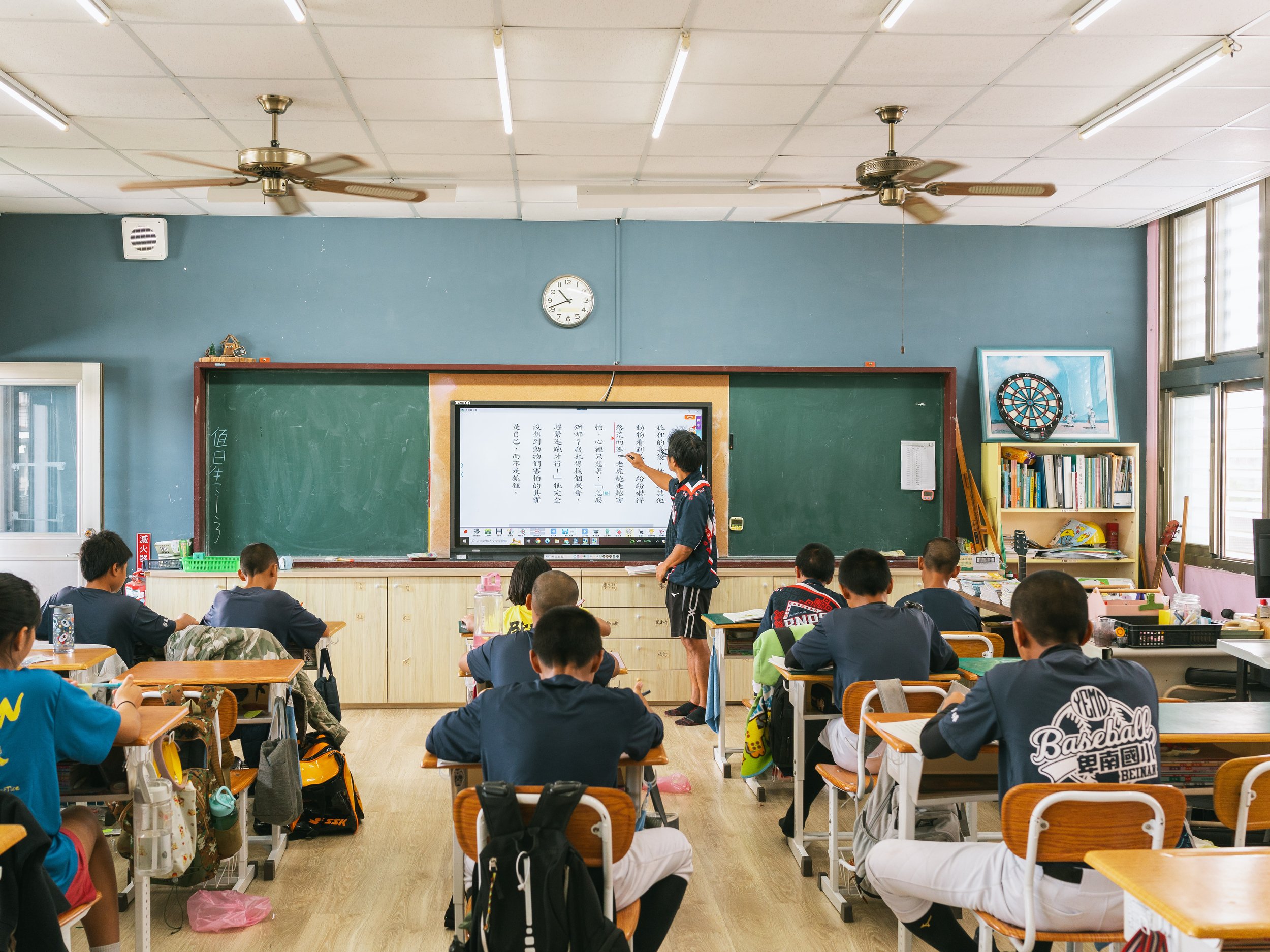 The 6th-grade sports program students (including members of Team A) in a Mandarin class at Bei-Nan Elementary School in Taitung.