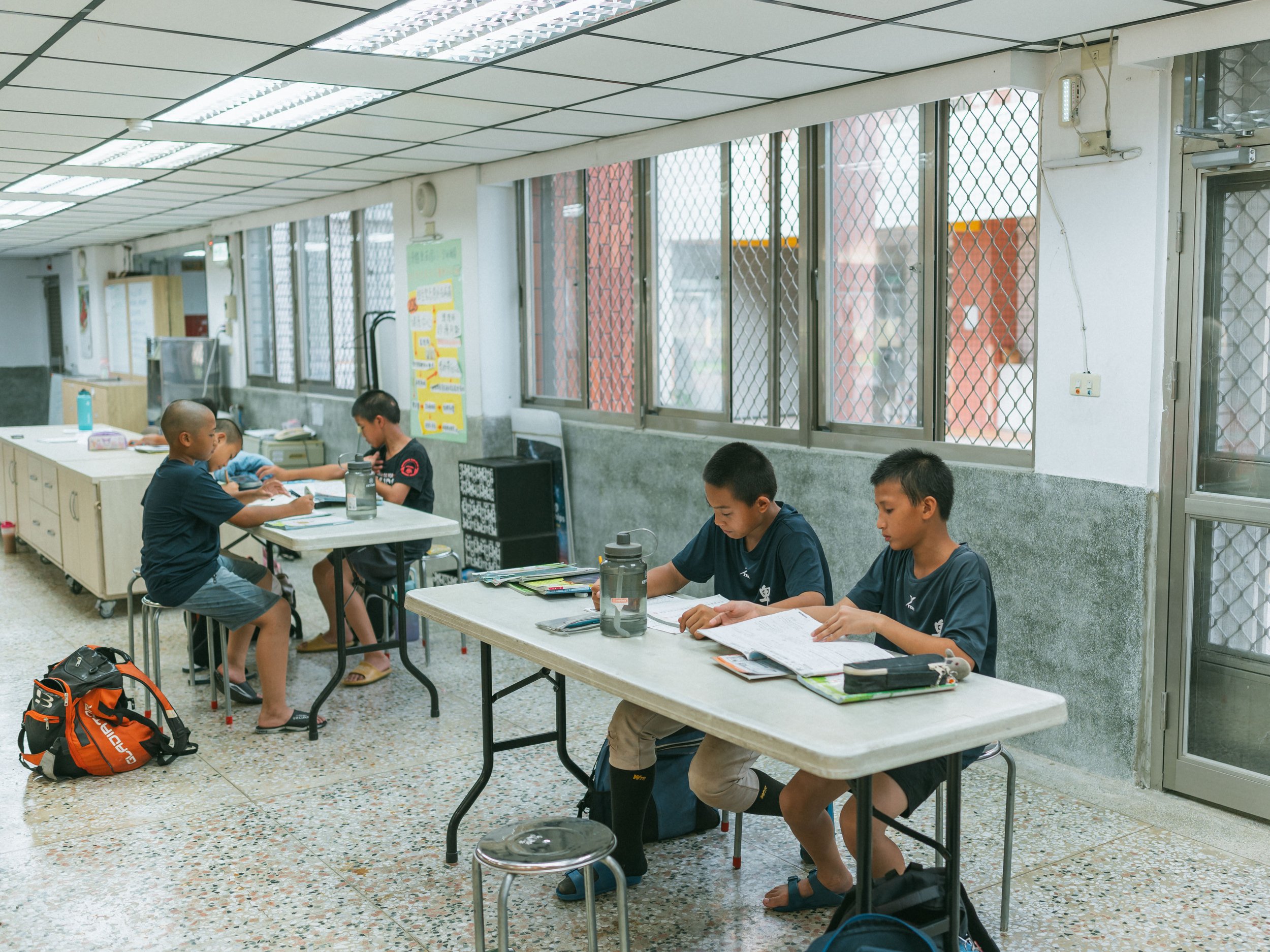 The children in the boarding school do their homework before dinner.