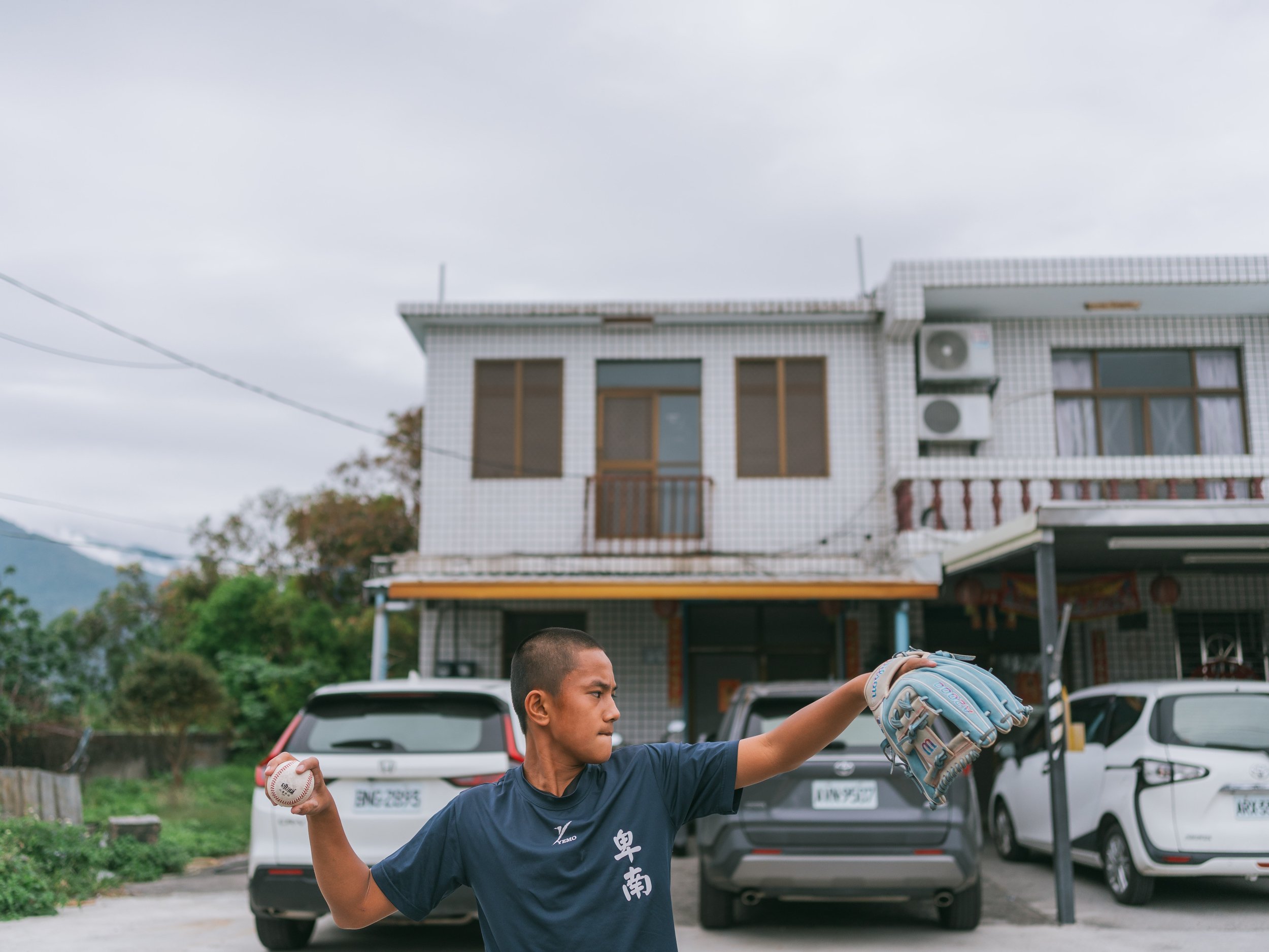 Yeh Hao-yu, the captain of the baseball Team A of Bei-Nan Elementary School, is training in his neighborhood.
