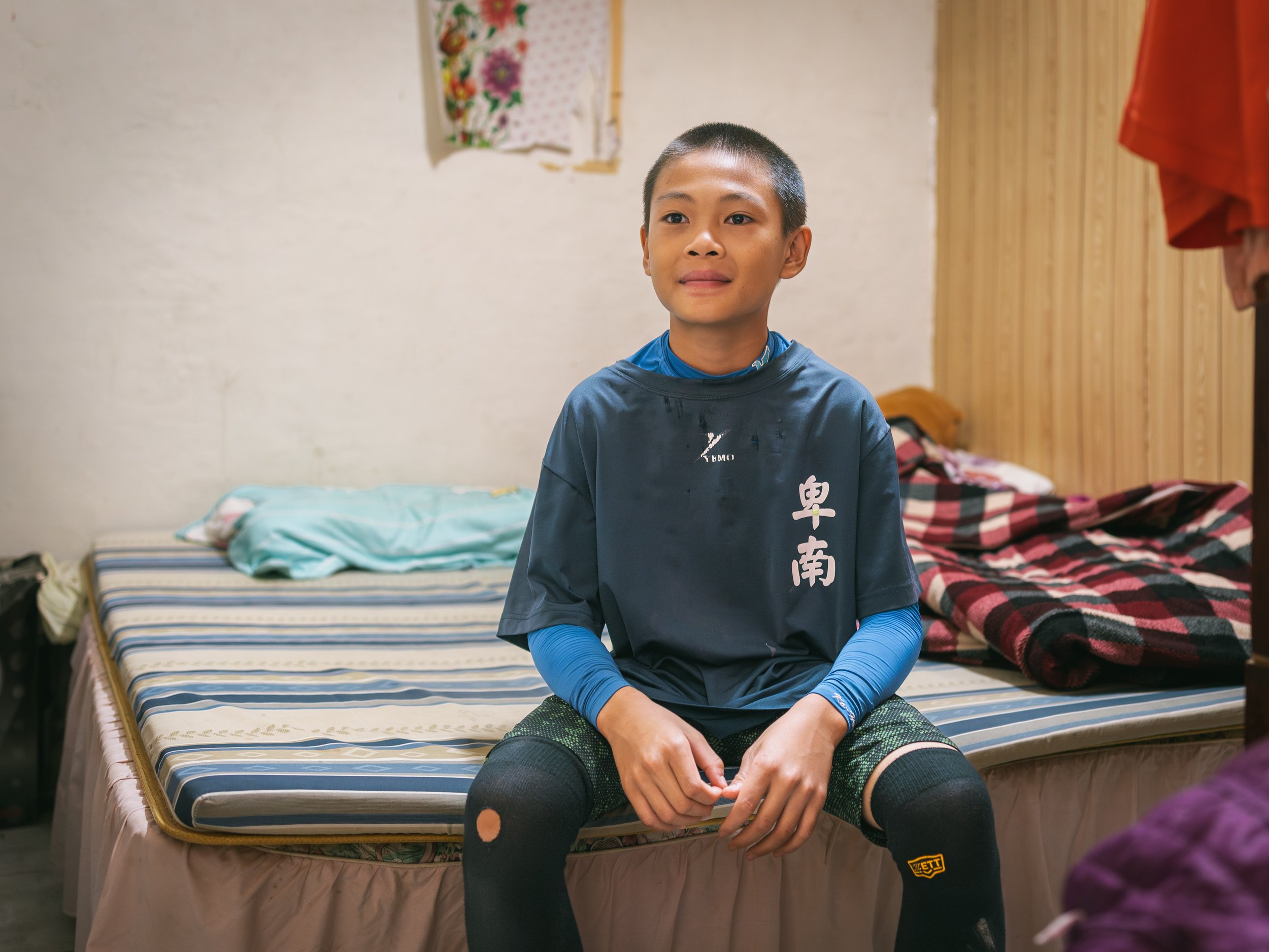 Yu Cheng-yi, from baseball Team A of Bei-Nan Elementary School, in his room for a photo. Unfortunately, he will be injured two days before the Care Cup and will be removed from the roster.