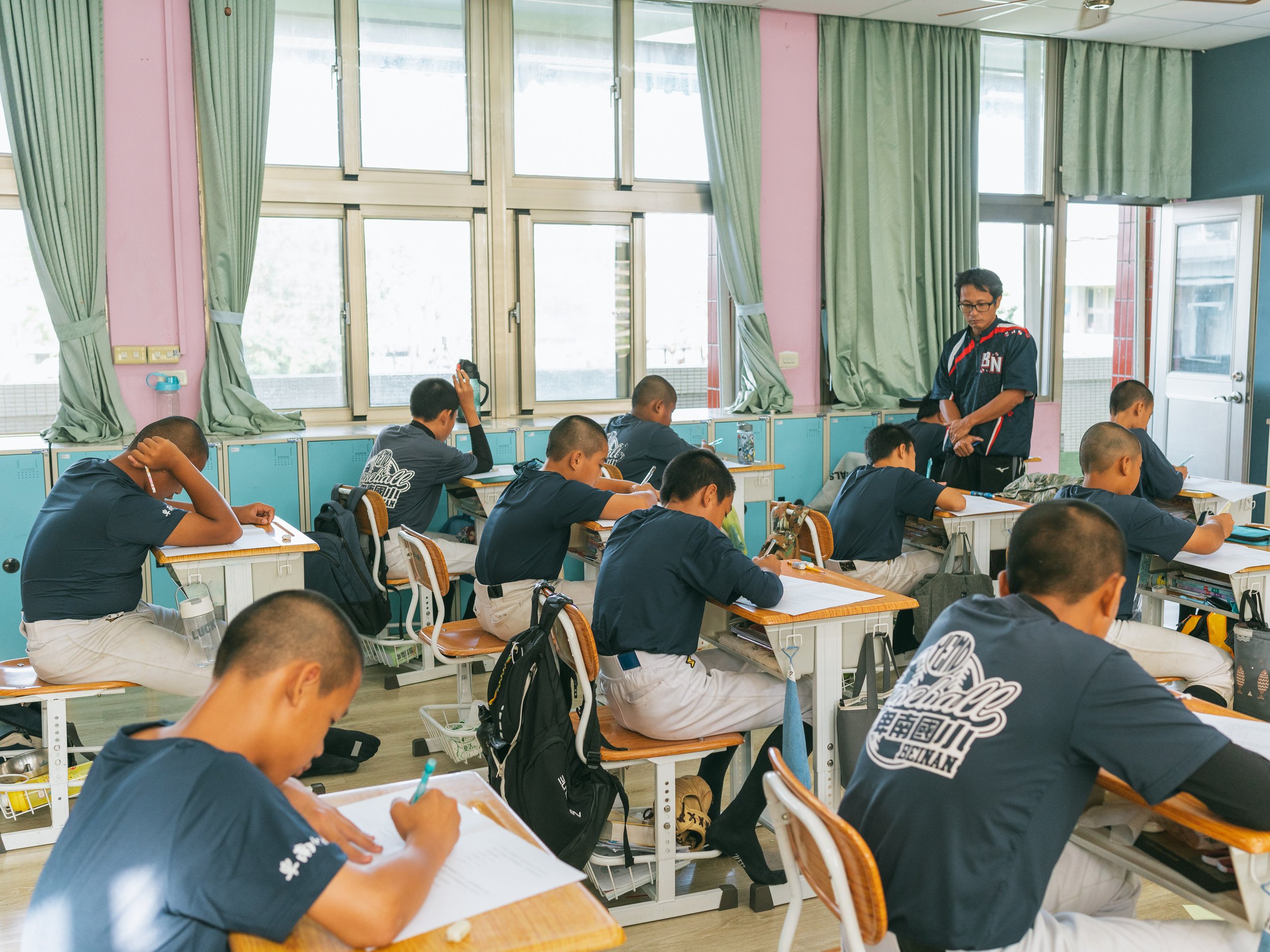 The 6th-grade sports program students (including members of Team A) in a Mandarin class at Bei-Nan Elementary School in Taitung.